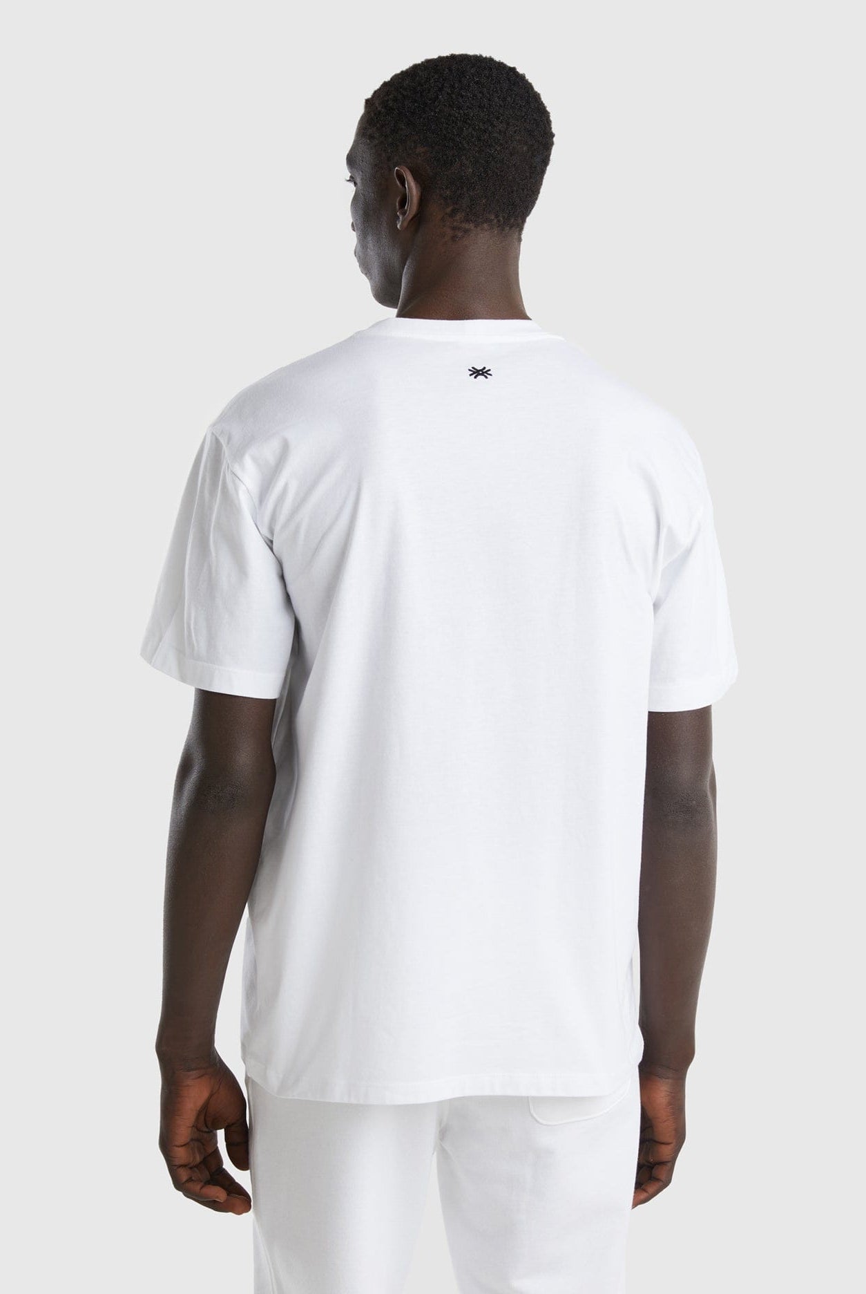 يونايتد كولورز اوف بينيتون تيشيرت رجالي BE بمقاس كبير ولوجو مطبوع عالصدر