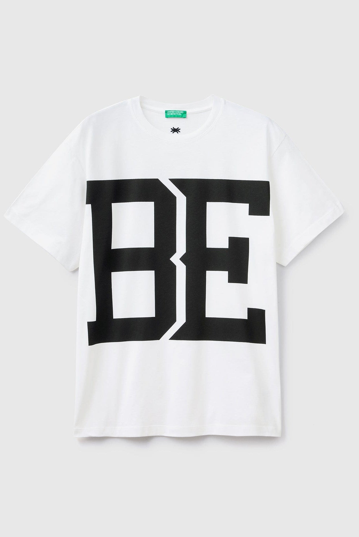 يونايتد كولورز اوف بينيتون تيشيرت رجالي BE بمقاس كبير ولوجو مطبوع عالصدر
