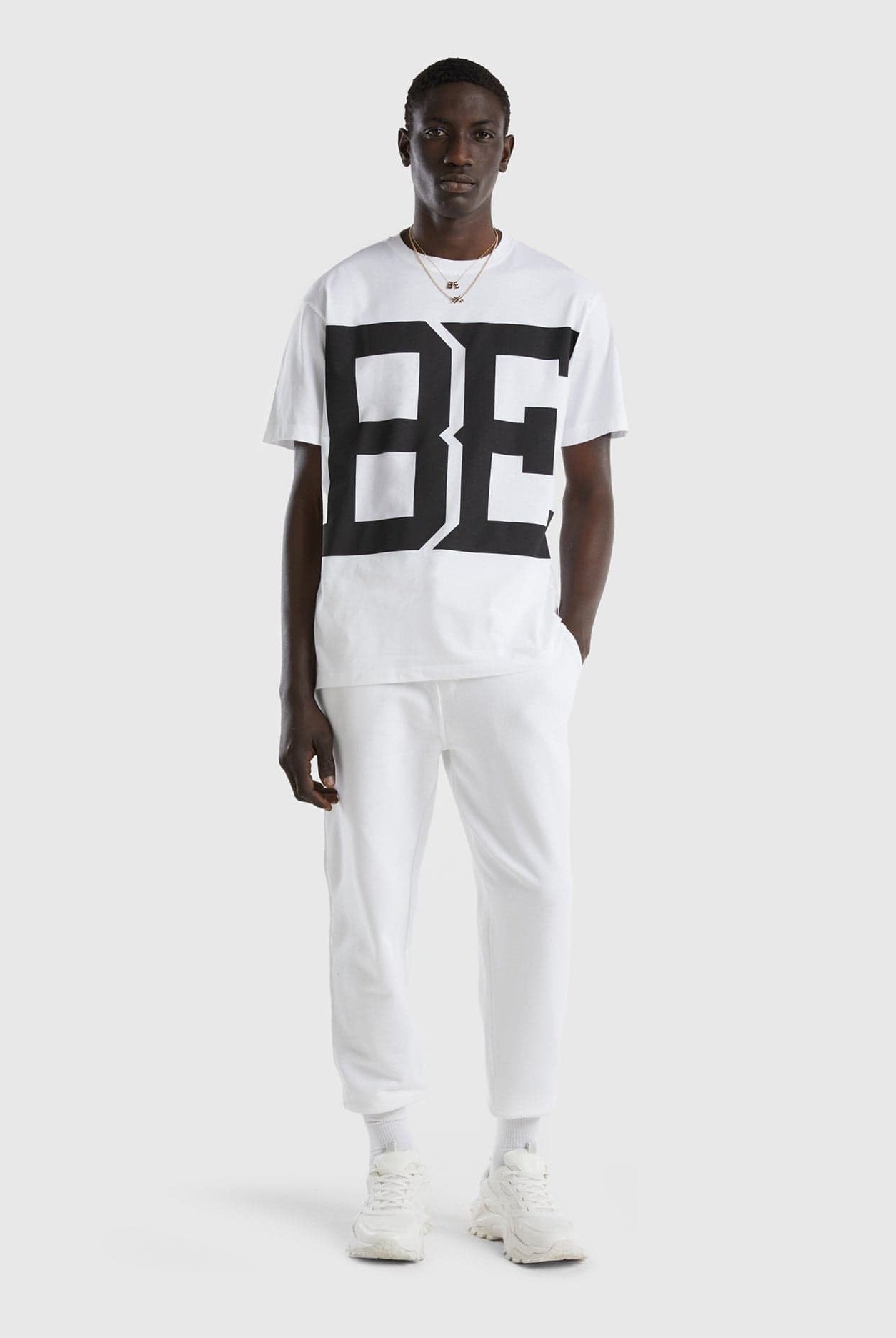 يونايتد كولورز اوف بينيتون تيشيرت رجالي BE بمقاس كبير ولوجو مطبوع عالصدر