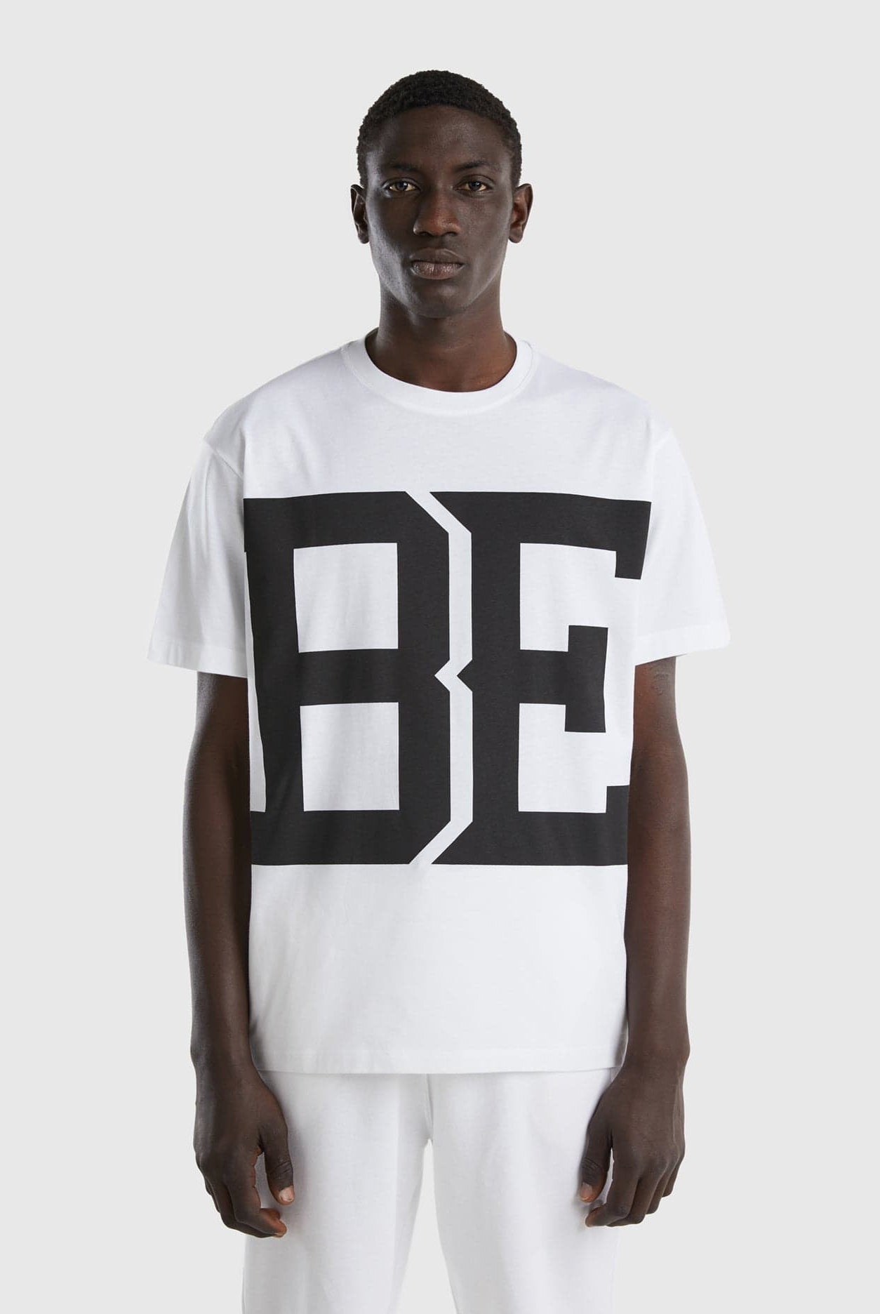 يونايتد كولورز اوف بينيتون تيشيرت رجالي BE بمقاس كبير ولوجو مطبوع عالصدر