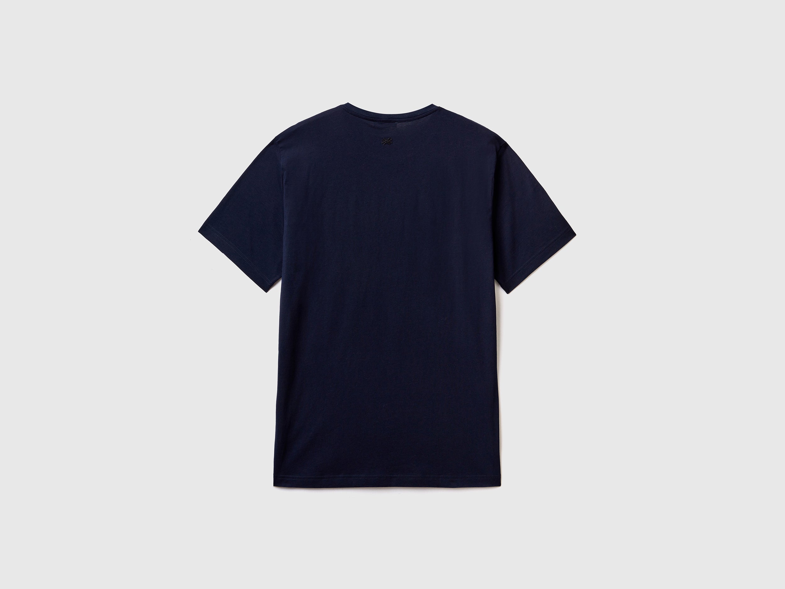 يونايتد كولورز اوف بينيتون تي شيرت رجالي سادة نص كم مع طباعة النص