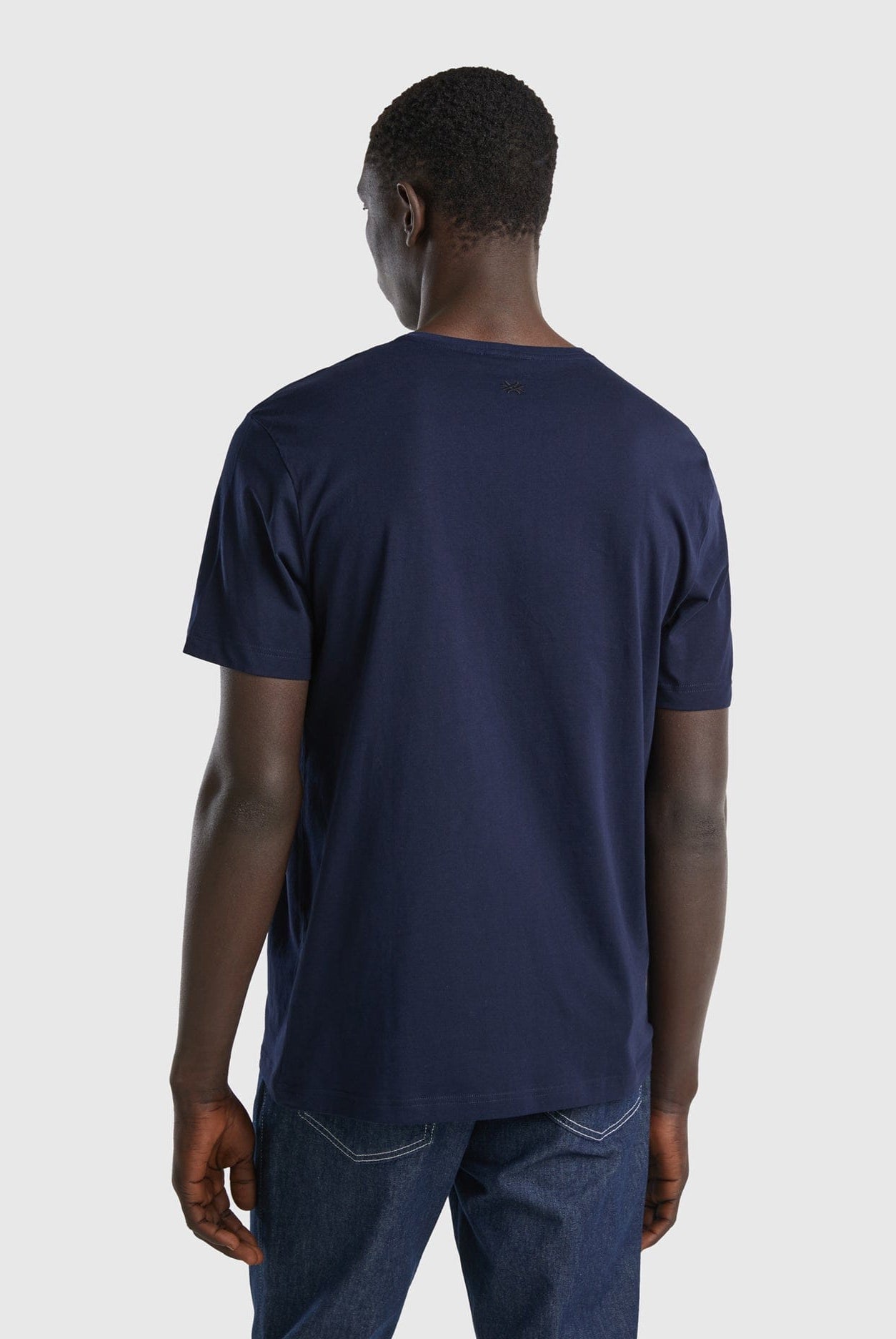 يونايتد كولورز اوف بينيتون تي شيرت رجالي سادة نص كم مع طباعة النص