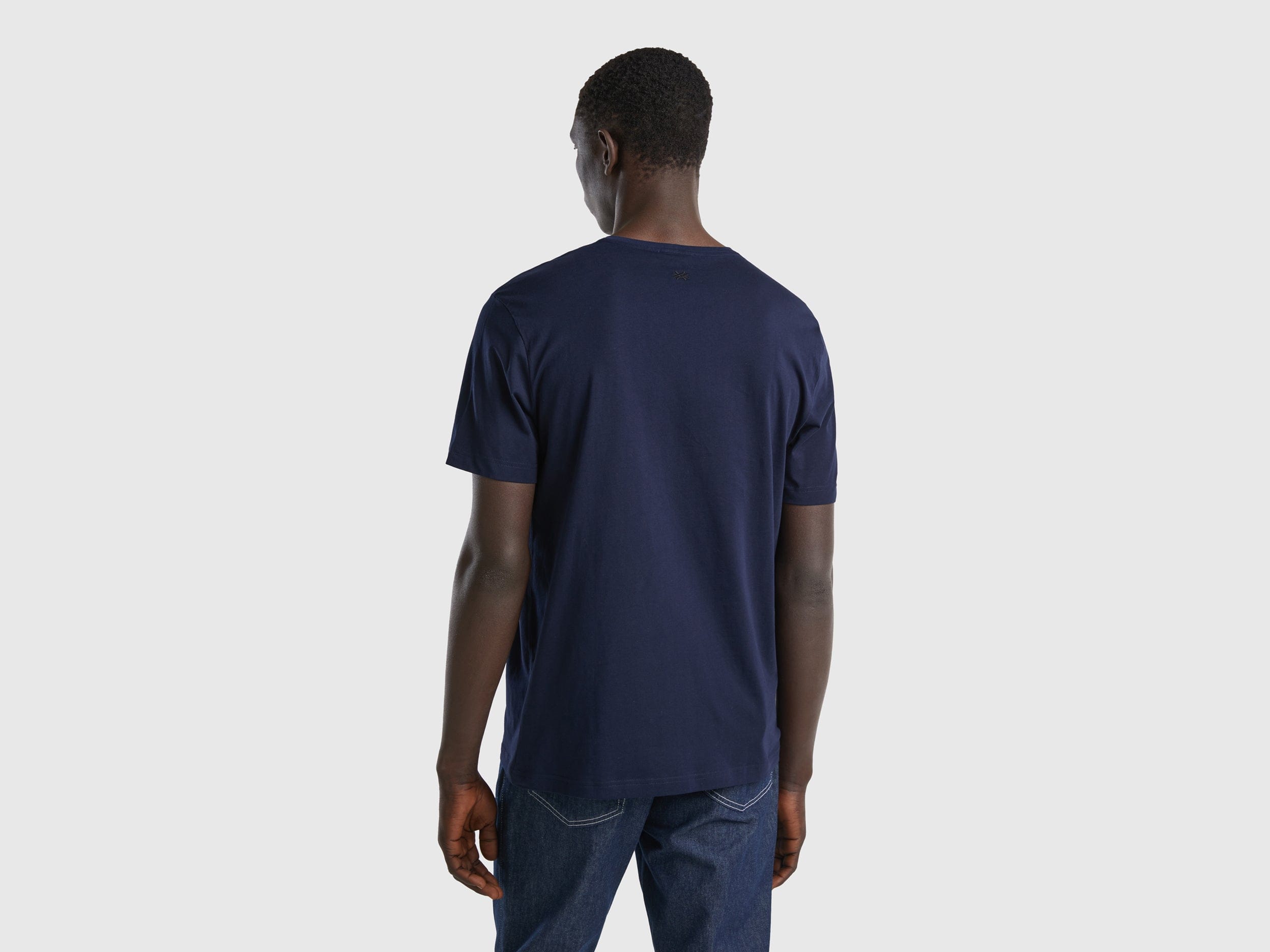 يونايتد كولورز اوف بينيتون تي شيرت رجالي سادة نص كم مع طباعة النص