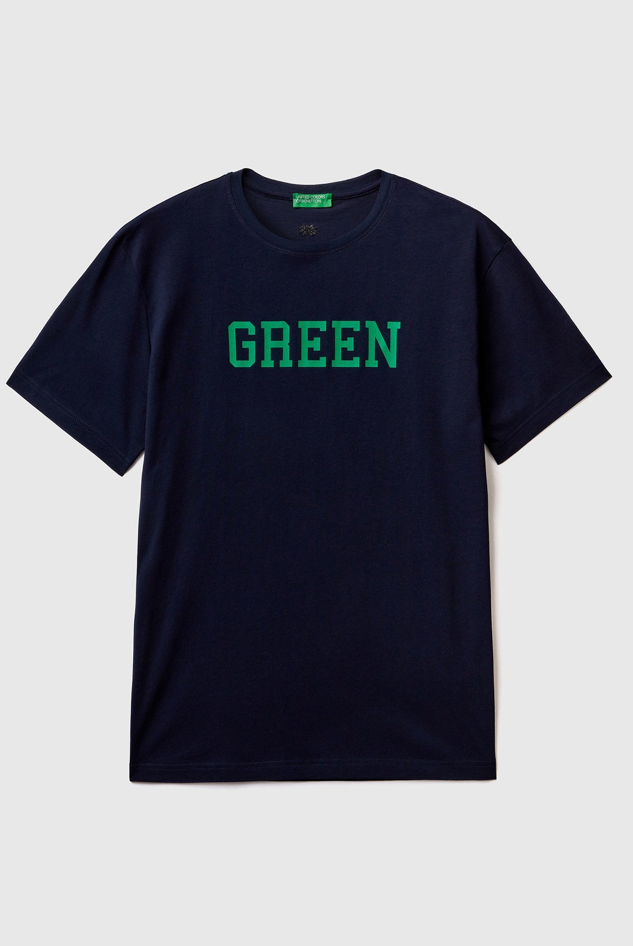 يونايتد كولورز اوف بينيتون تي شيرت رجالي سادة نص كم مع طباعة النص