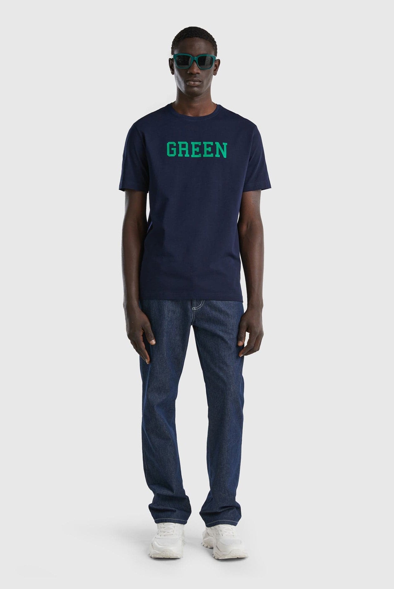 يونايتد كولورز اوف بينيتون تي شيرت رجالي سادة نص كم مع طباعة النص