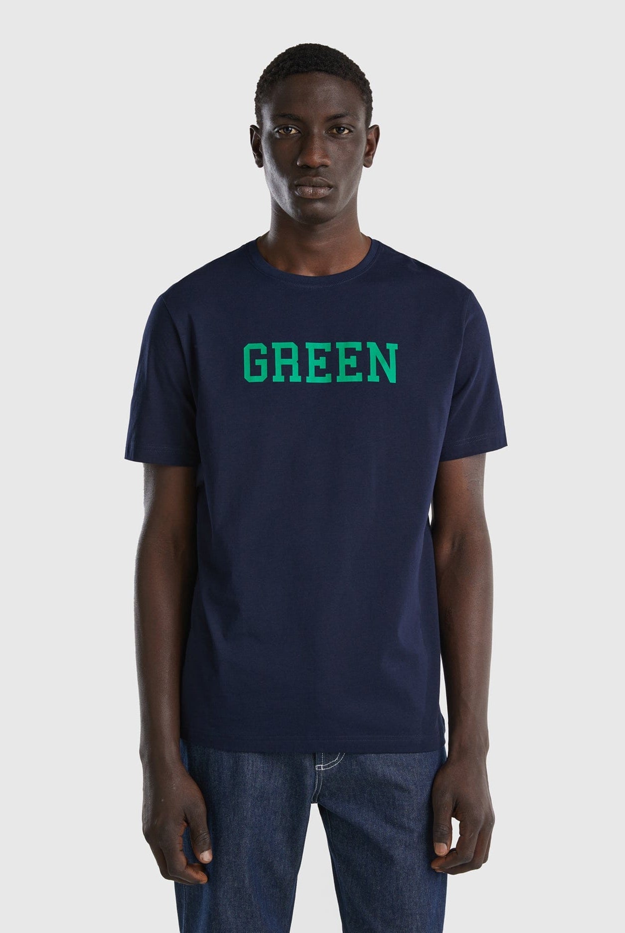 يونايتد كولورز اوف بينيتون تي شيرت رجالي سادة نص كم مع طباعة النص