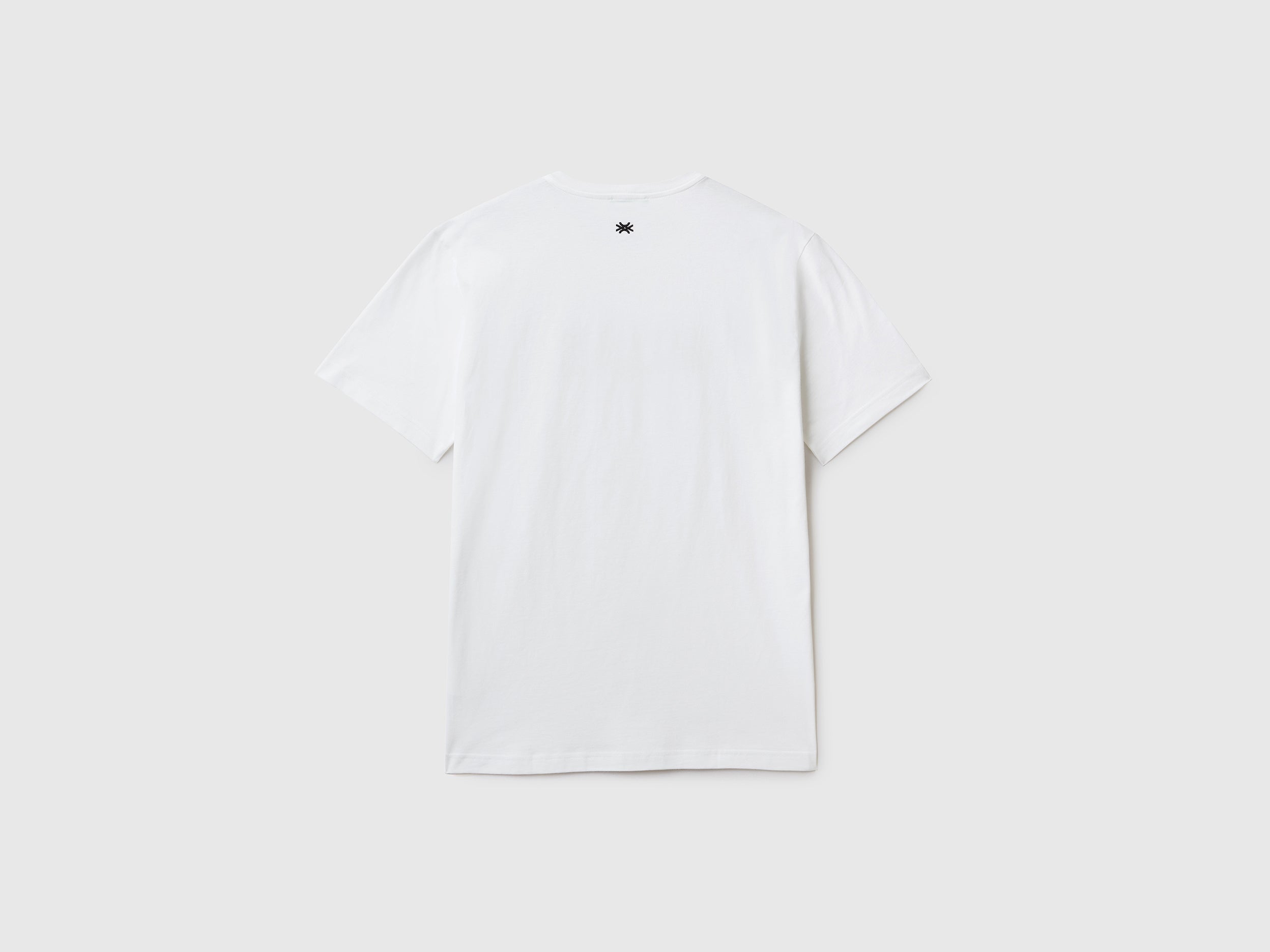 يونايتد كولورز اوف بينيتون تي شيرت رجالي سادة نص كم مع طباعة النص