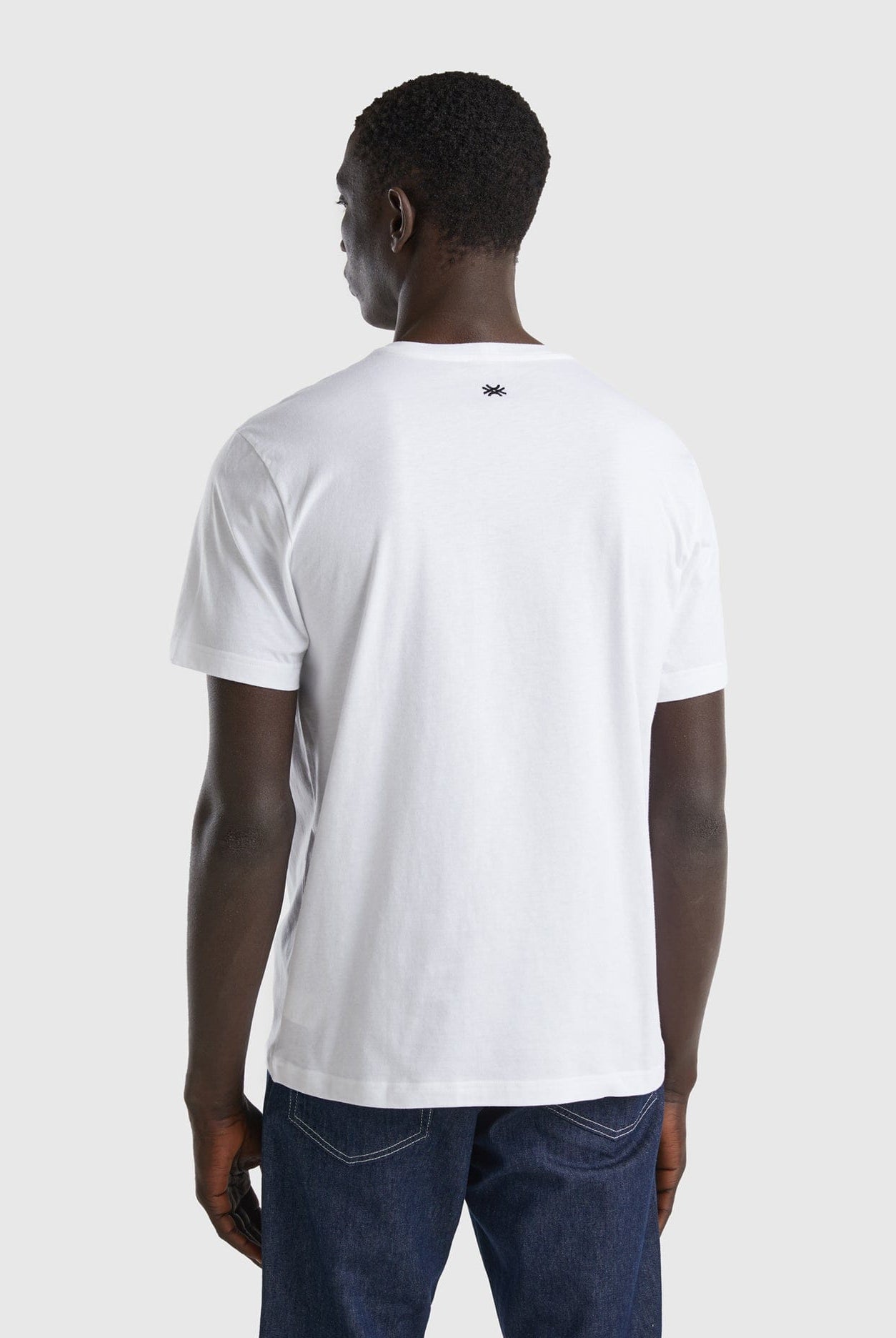 يونايتد كولورز اوف بينيتون تي شيرت رجالي سادة نص كم مع طباعة النص