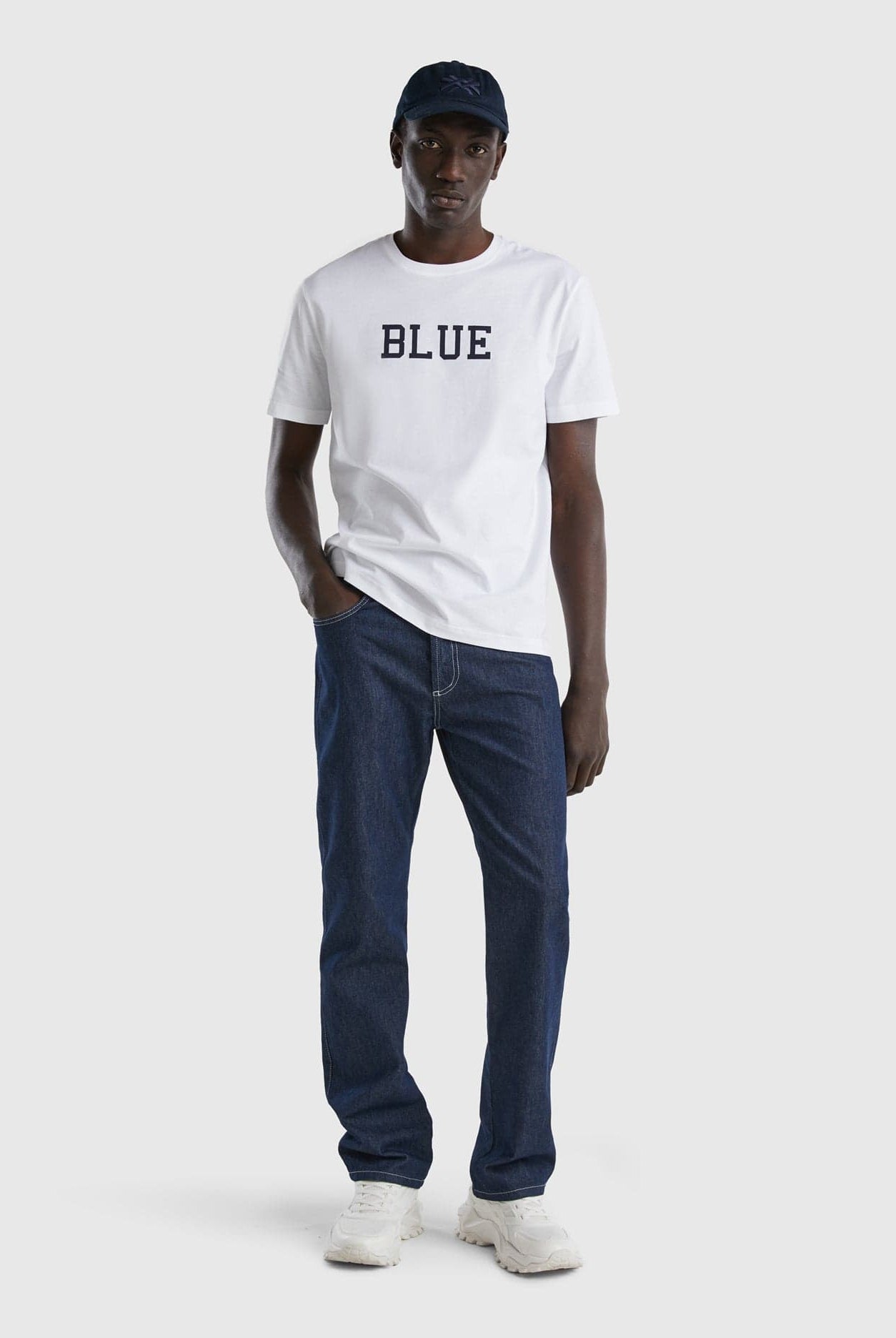 يونايتد كولورز اوف بينيتون تي شيرت رجالي سادة نص كم مع طباعة النص