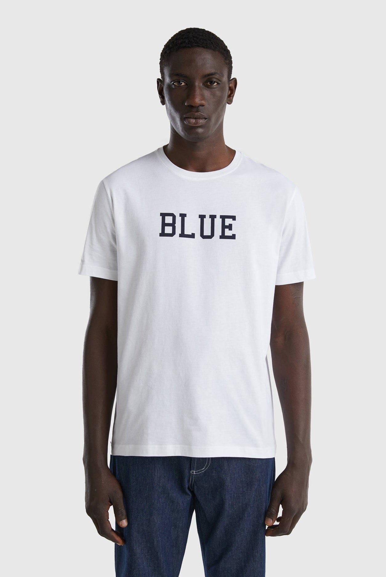 يونايتد كولورز اوف بينيتون تي شيرت رجالي سادة نص كم مع طباعة النص