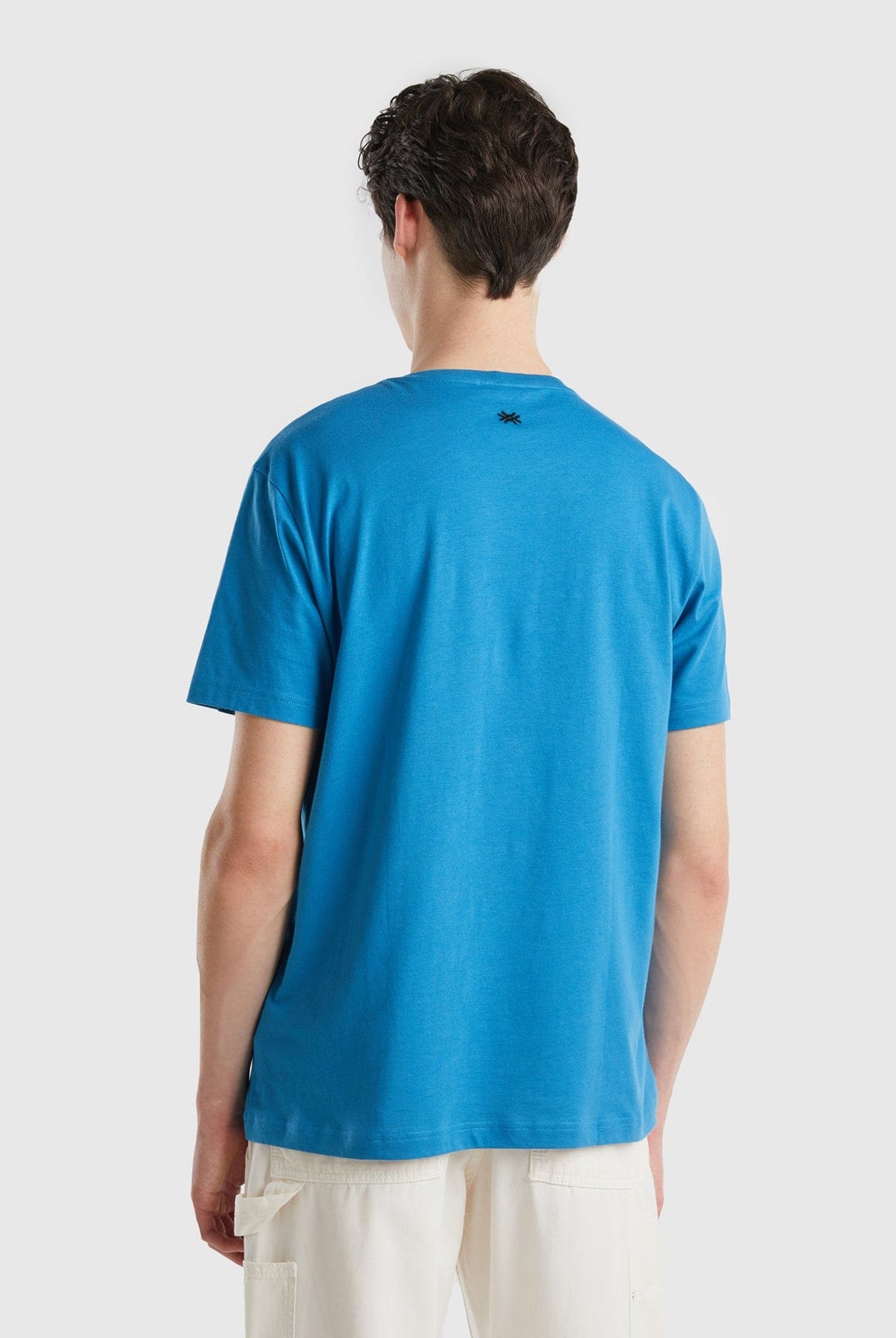 يونايتد كولورز اوف بينيتون تي شيرت رجالي سادة نص كم مع طباعة النص