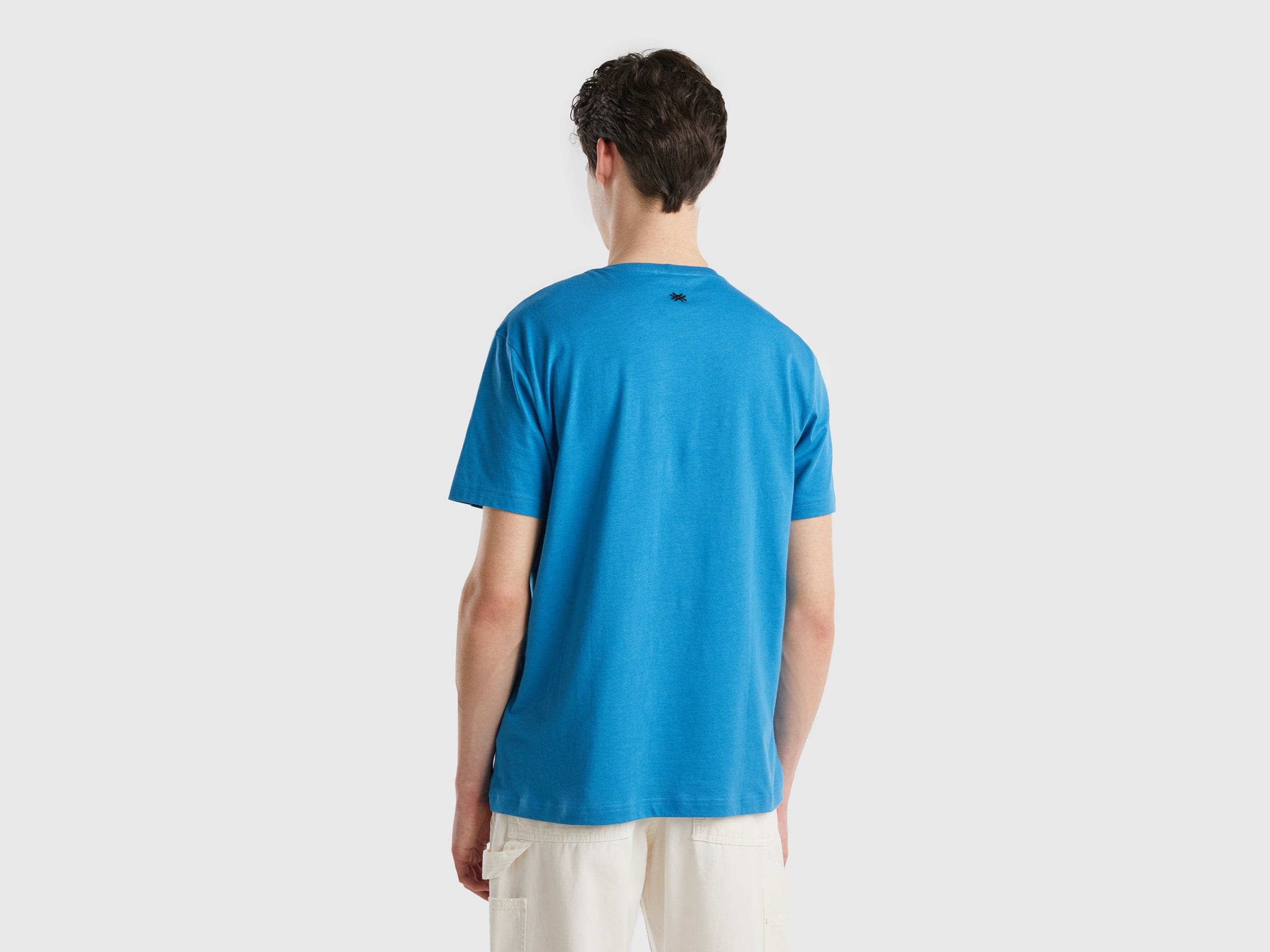 يونايتد كولورز اوف بينيتون تي شيرت رجالي سادة نص كم مع طباعة النص