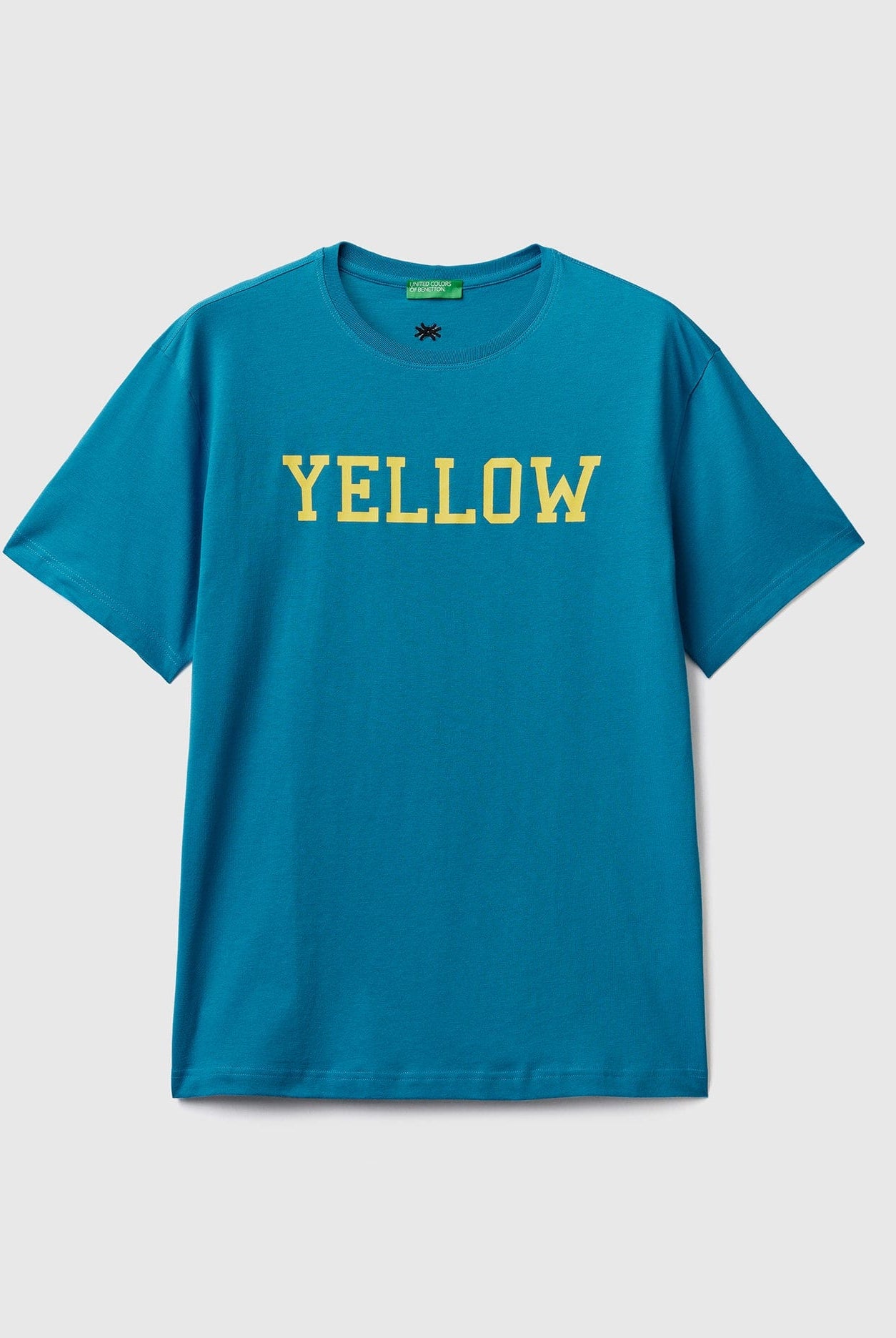 يونايتد كولورز اوف بينيتون تي شيرت رجالي سادة نص كم مع طباعة النص