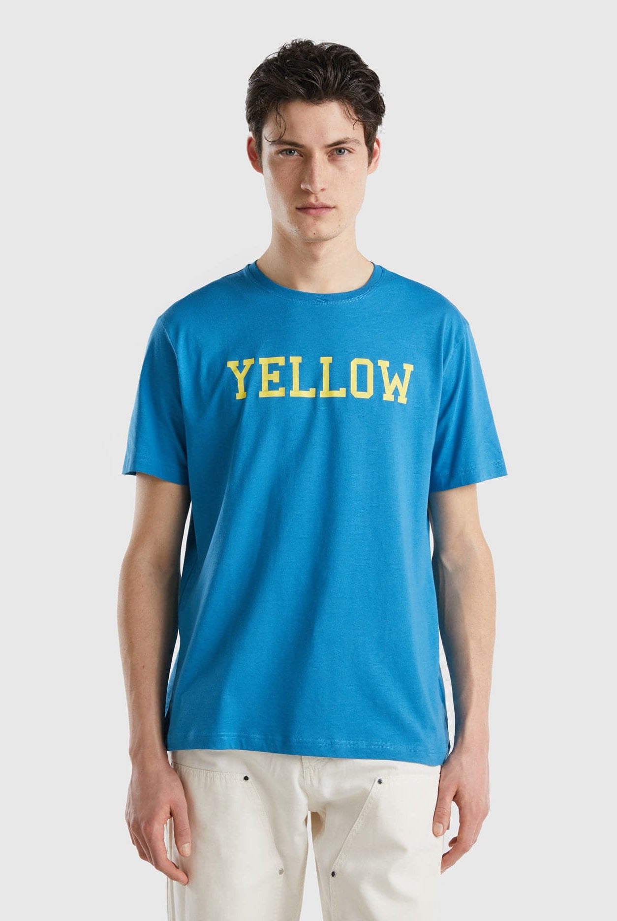 يونايتد كولورز اوف بينيتون تي شيرت رجالي سادة نص كم مع طباعة النص