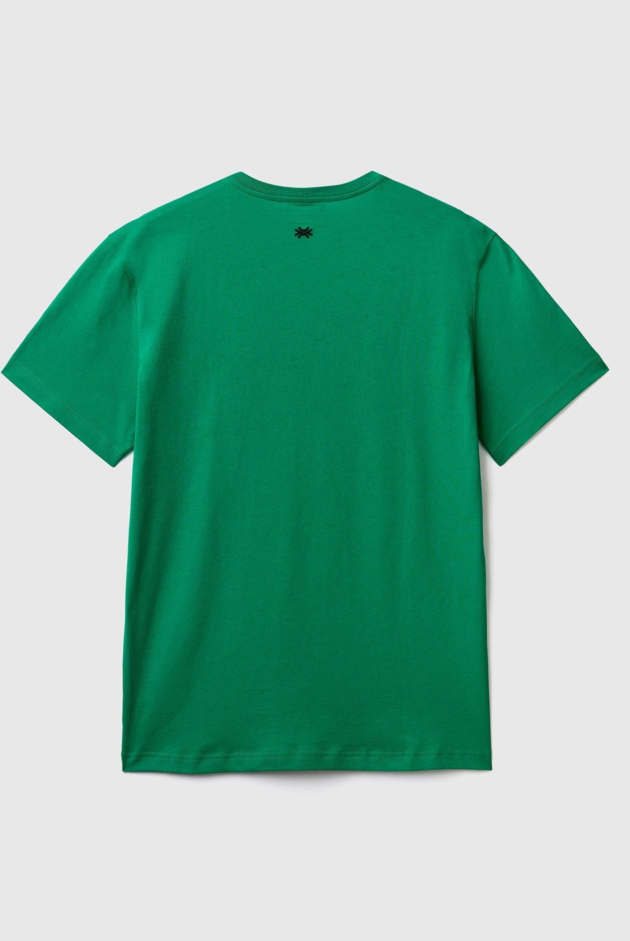 يونايتد كولورز اوف بينيتون تي شيرت رجالي سادة نص كم مع طباعة النص