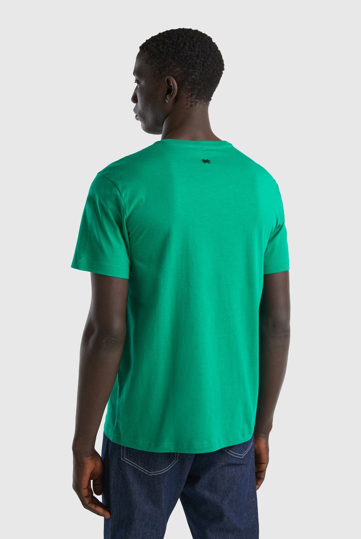 يونايتد كولورز اوف بينيتون تي شيرت رجالي سادة نص كم مع طباعة النص