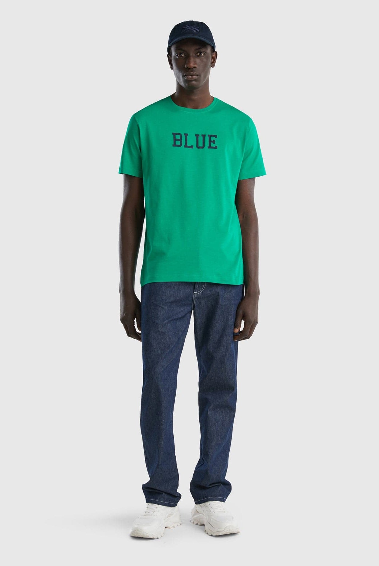 يونايتد كولورز اوف بينيتون تي شيرت رجالي سادة نص كم مع طباعة النص