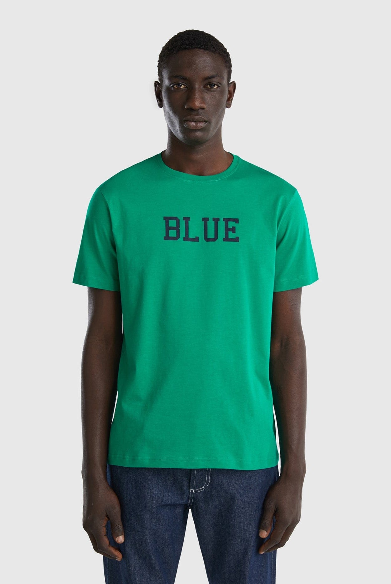 يونايتد كولورز اوف بينيتون تي شيرت رجالي سادة نص كم مع طباعة النص