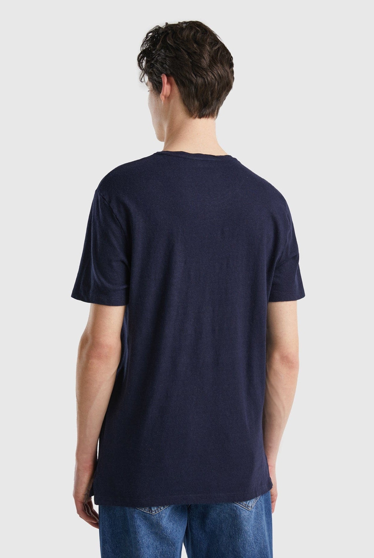 يونايتد كولورز اوف بينيتون تي شيرت من خليط الكتان سادة نص كم رجالي