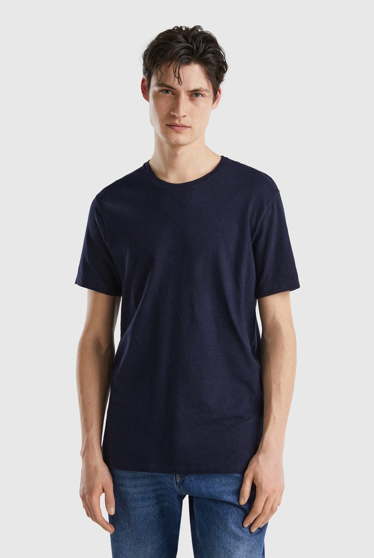 يونايتد كولورز اوف بينيتون تي شيرت من خليط الكتان سادة نص كم رجالي