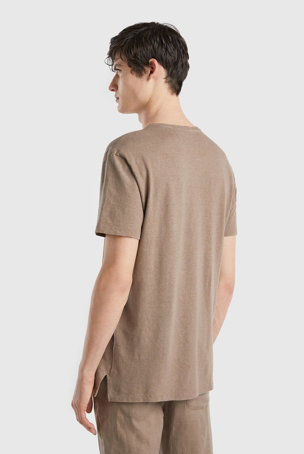 يونايتد كولورز اوف بينيتون تي شيرت من خليط الكتان سادة نص كم رجالي