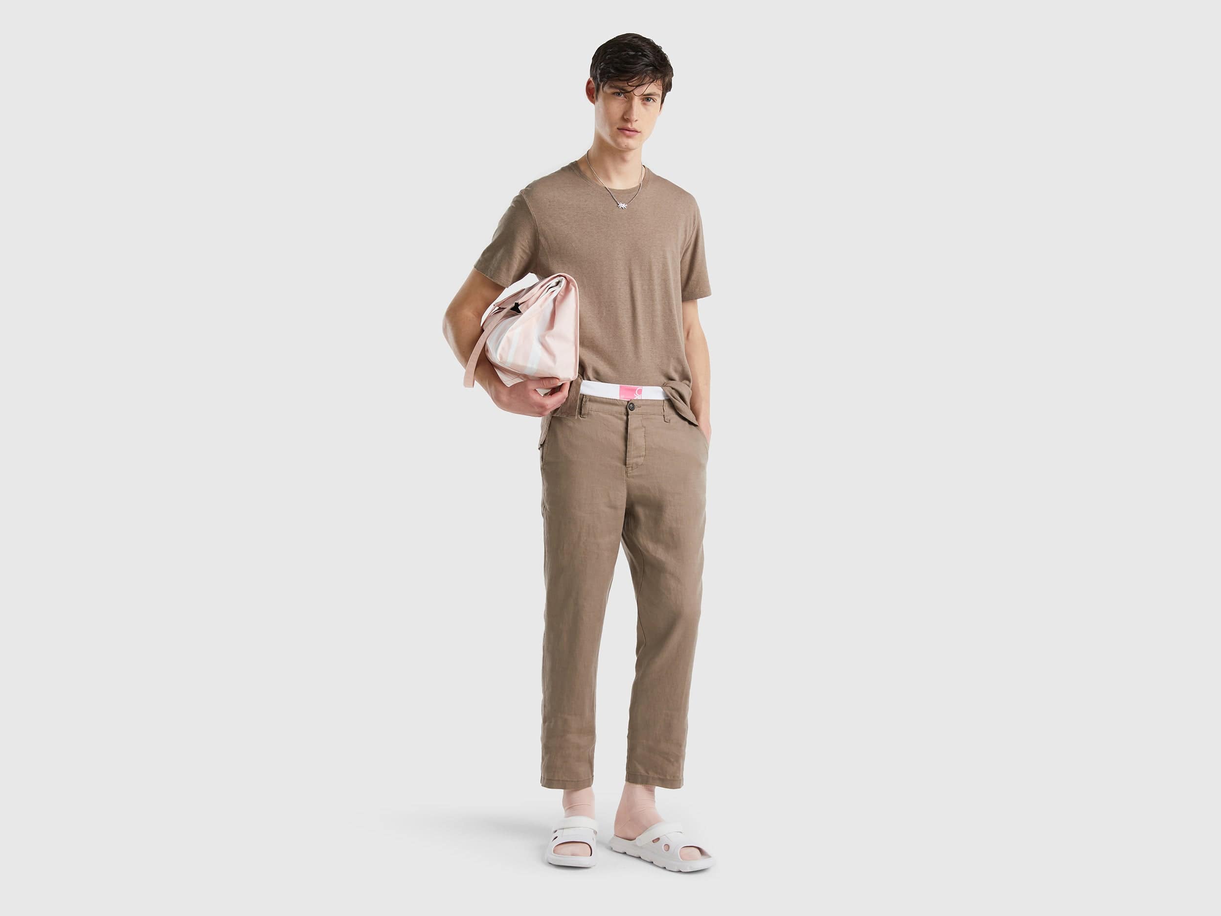 يونايتد كولورز اوف بينيتون تي شيرت من خليط الكتان سادة نص كم رجالي