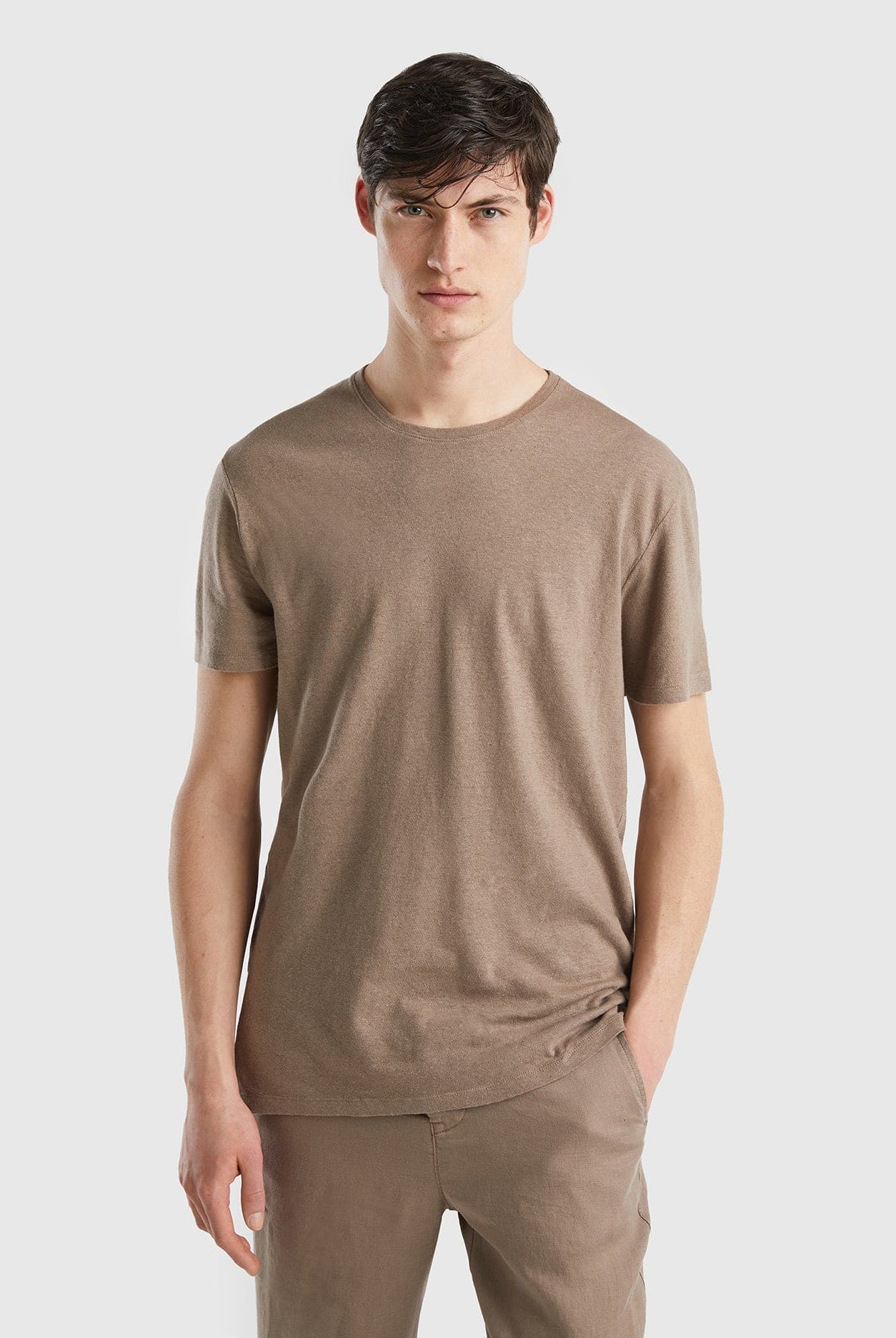 يونايتد كولورز اوف بينيتون تي شيرت من خليط الكتان سادة نص كم رجالي