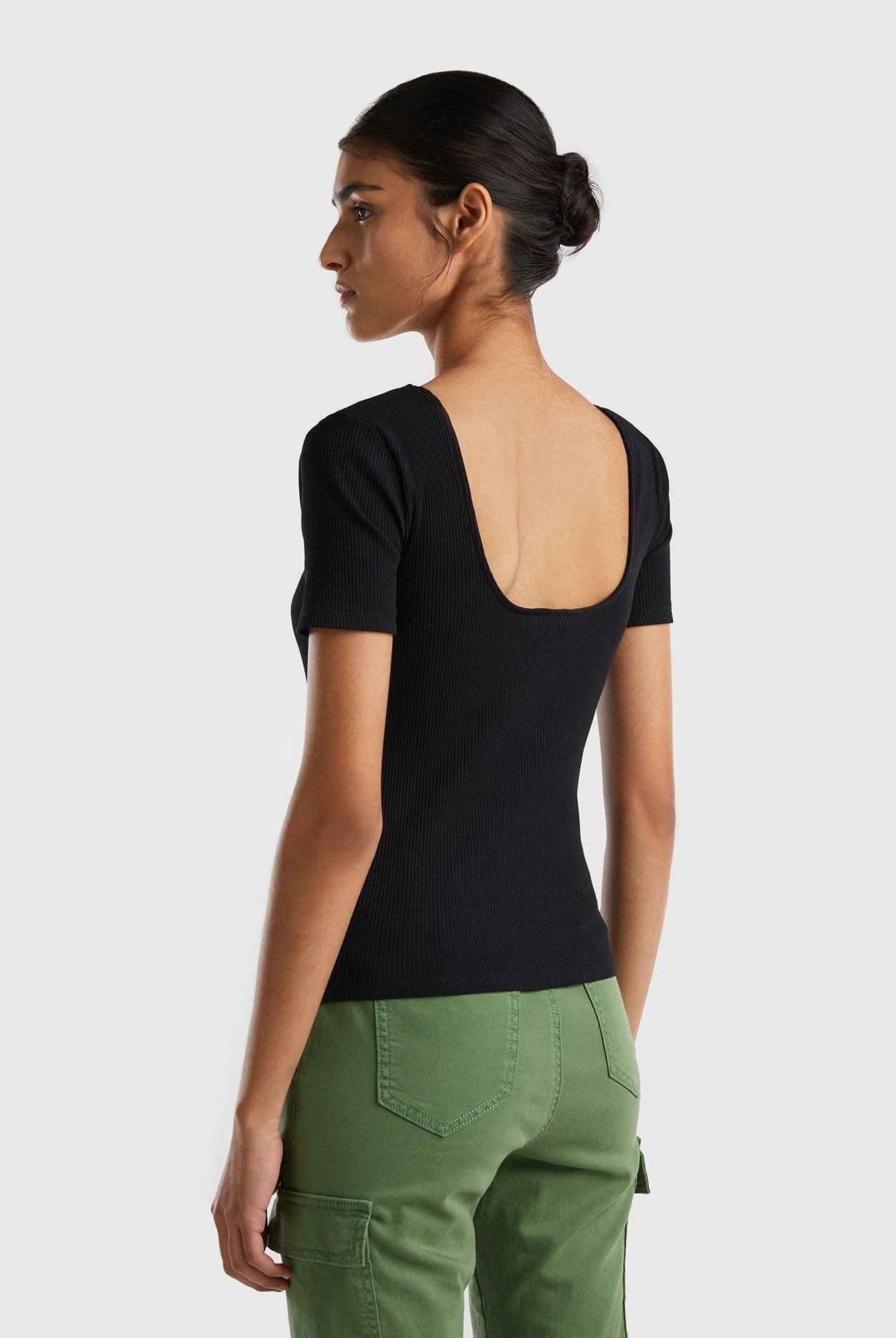 يونايتد كولورز اوف بينيتون تيشيرت نسائي مضلع برقبة واسعة