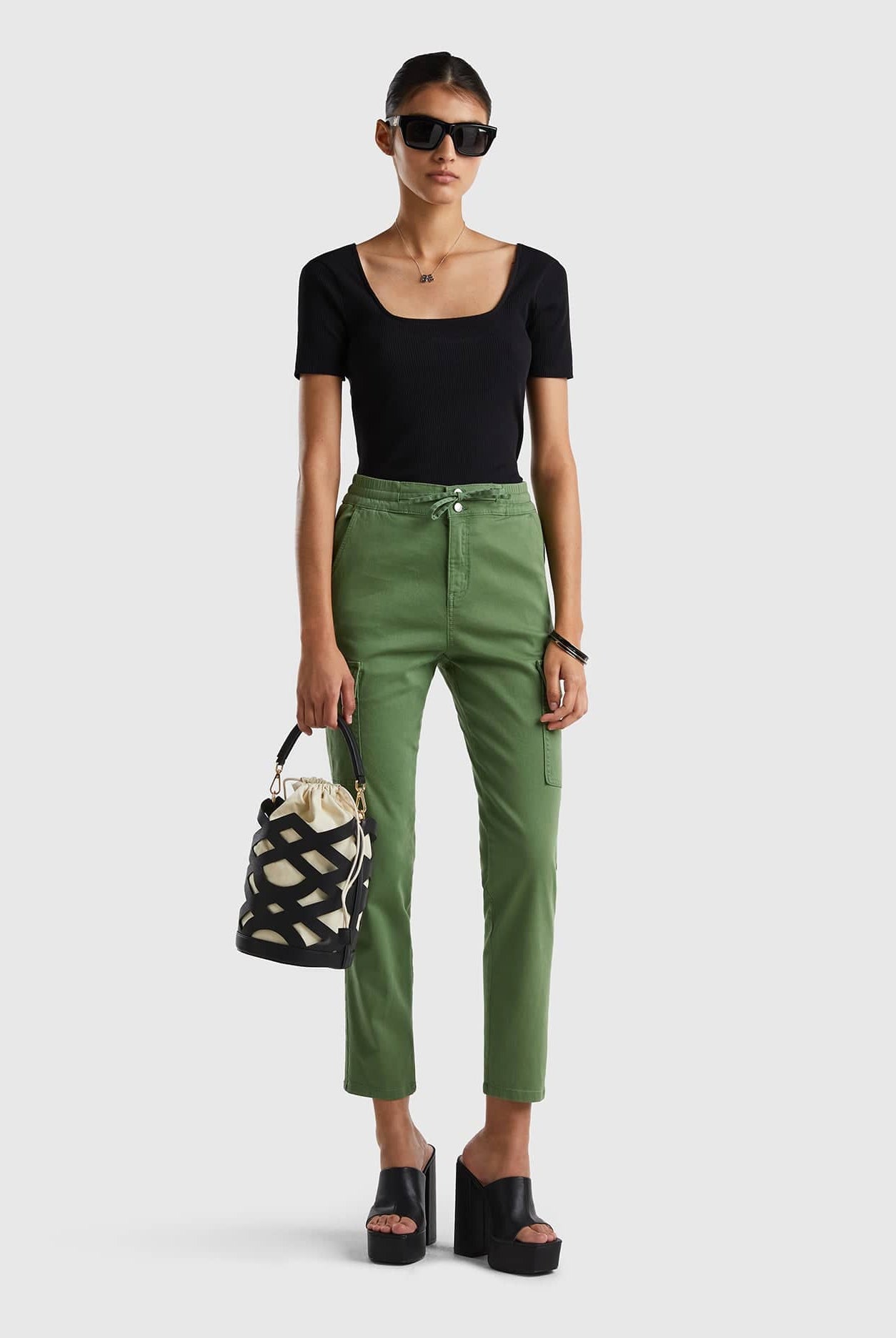 يونايتد كولورز اوف بينيتون تيشيرت نسائي مضلع برقبة واسعة