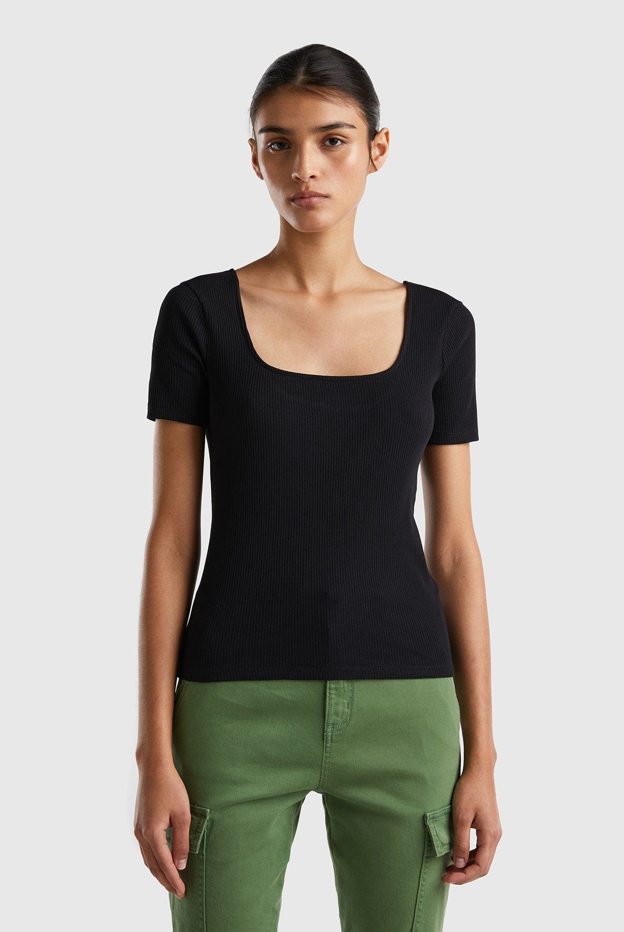 يونايتد كولورز اوف بينيتون تيشيرت نسائي مضلع برقبة واسعة