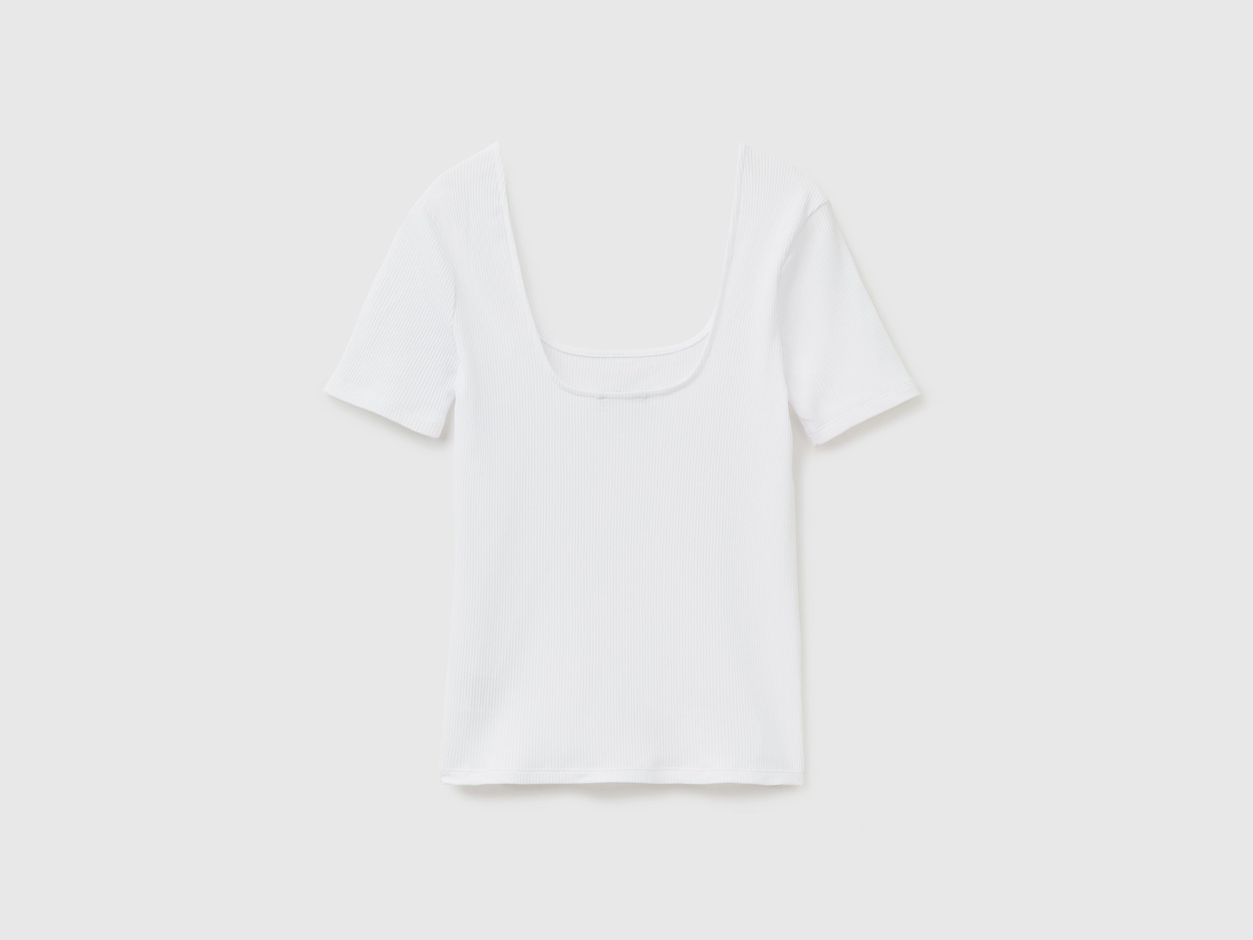 يونايتد كولورز اوف بينيتون تيشيرت نسائي مضلع برقبة واسعة