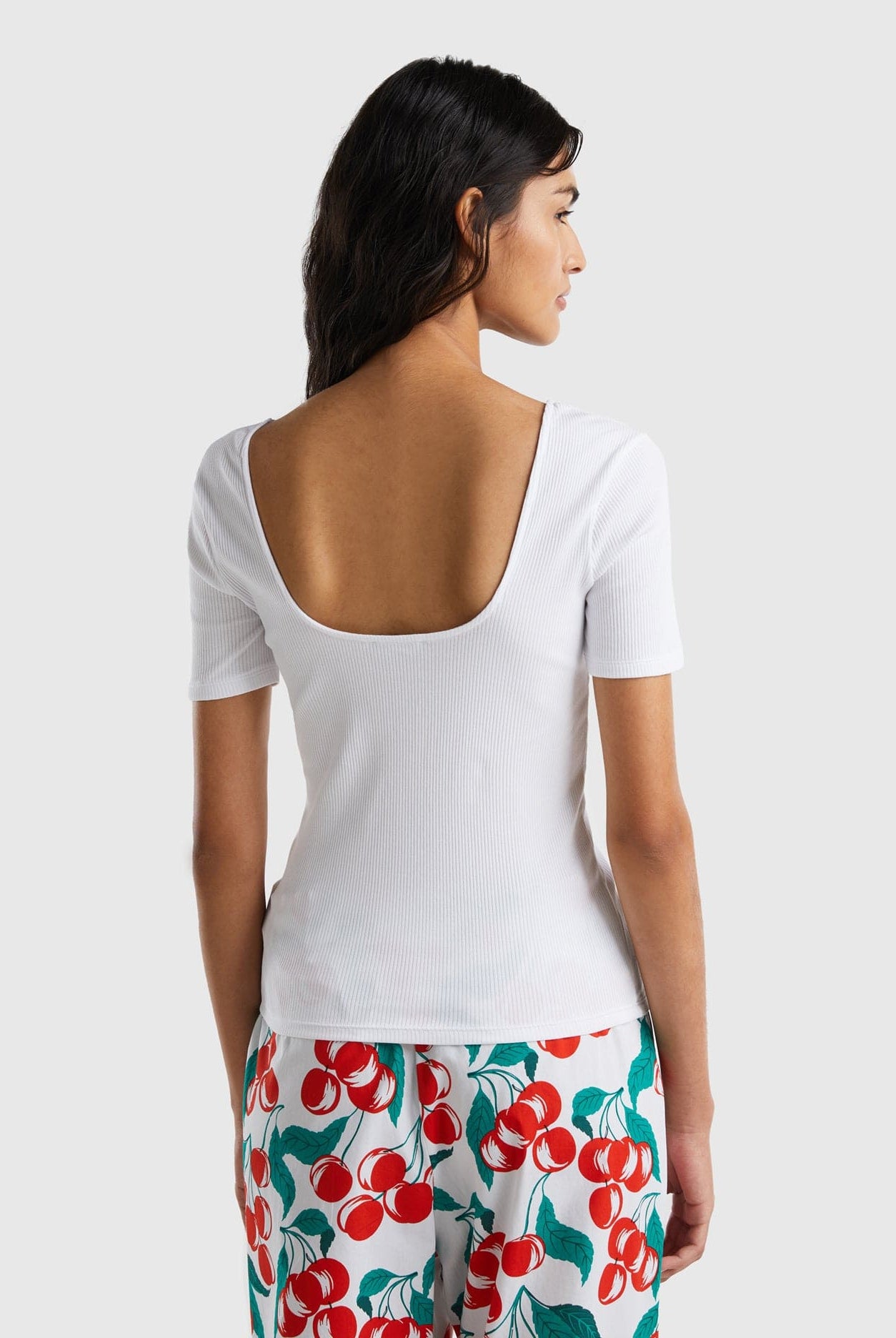 يونايتد كولورز اوف بينيتون تيشيرت نسائي مضلع برقبة واسعة