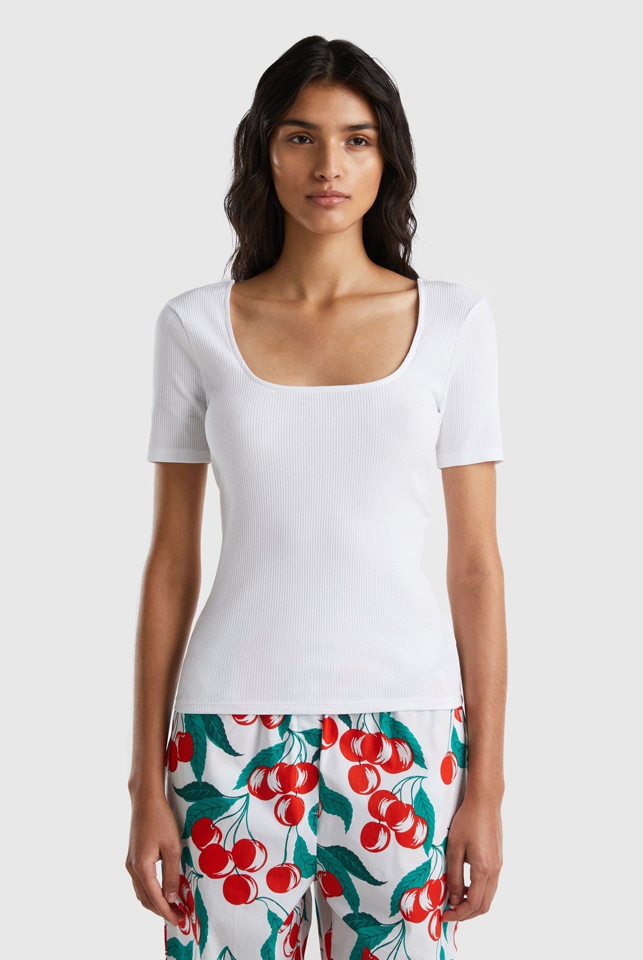 يونايتد كولورز اوف بينيتون تيشيرت نسائي مضلع برقبة واسعة