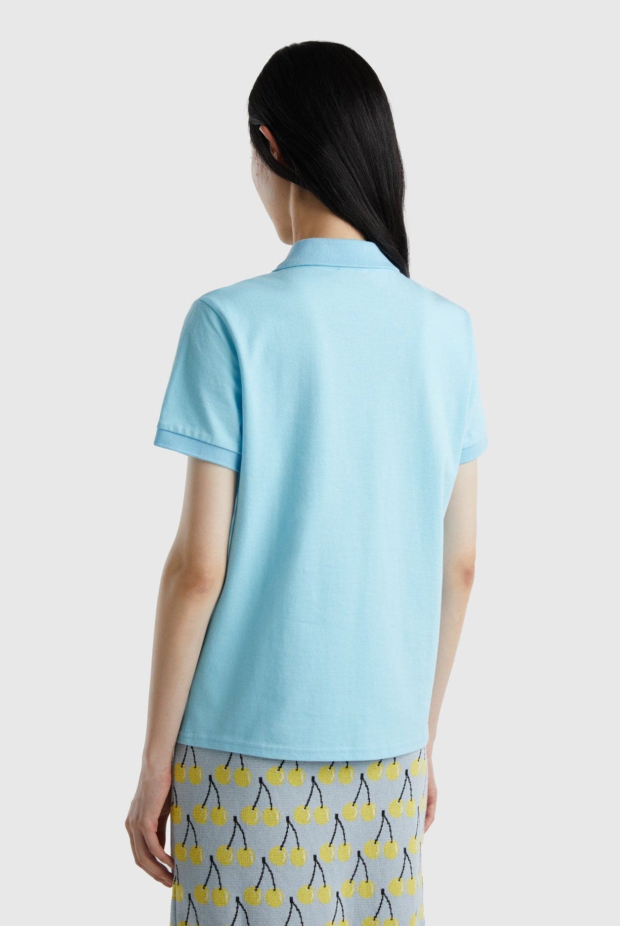 يونايتد كولورز اوف بينيتون تيشيرت بولو نسائي بتطريز فواكه