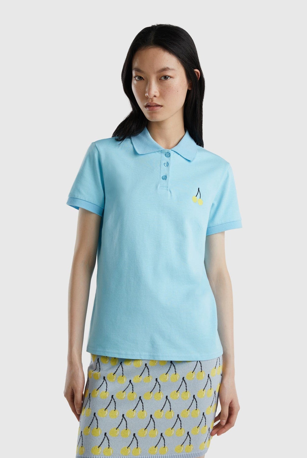 يونايتد كولورز اوف بينيتون تيشيرت بولو نسائي بتطريز فواكه