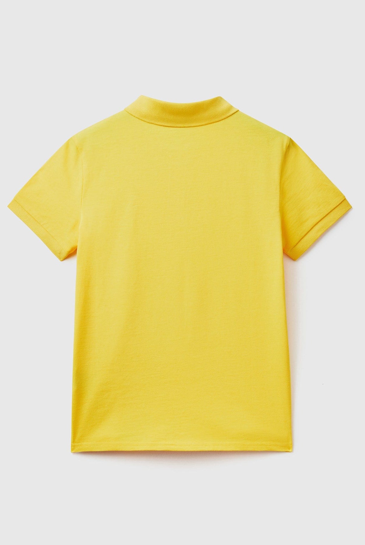 يونايتد كولورز اوف بينيتون تيشيرت بولو نسائي بتطريز فواكه