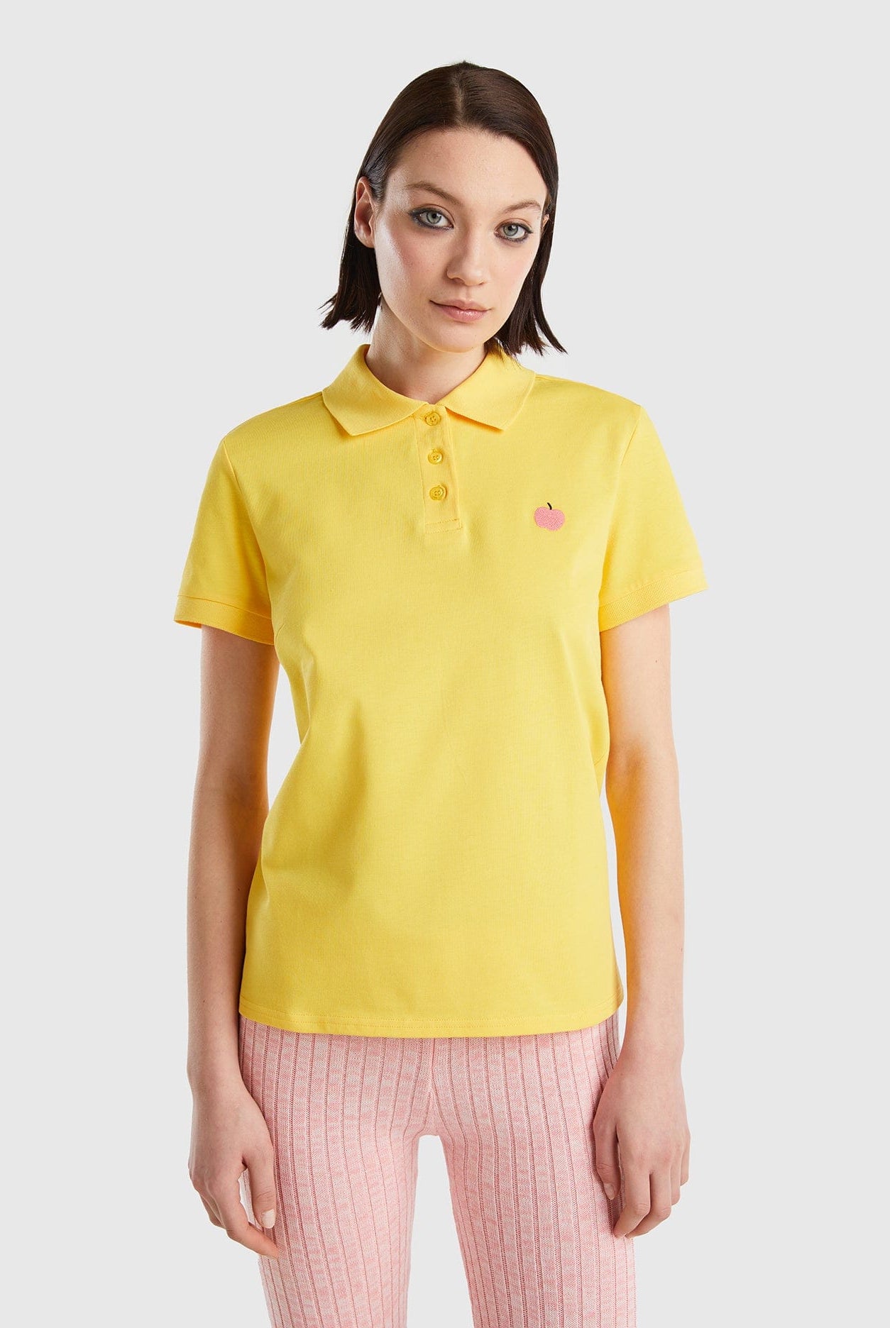 يونايتد كولورز اوف بينيتون تيشيرت بولو نسائي بتطريز فواكه