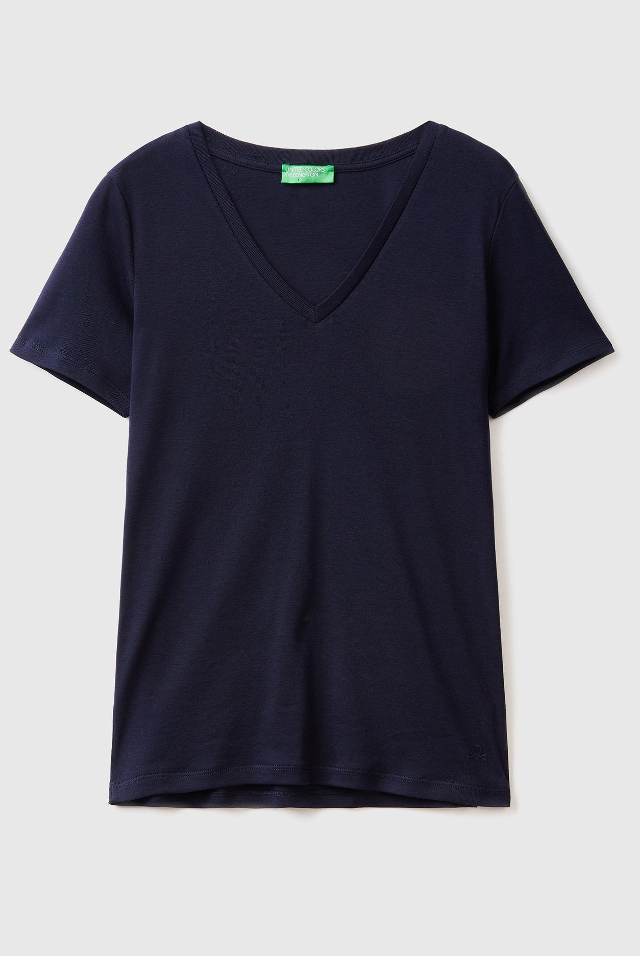 يونايتد كولورز اوف بينيتون قميص قطن خالص برقبة على شكل V