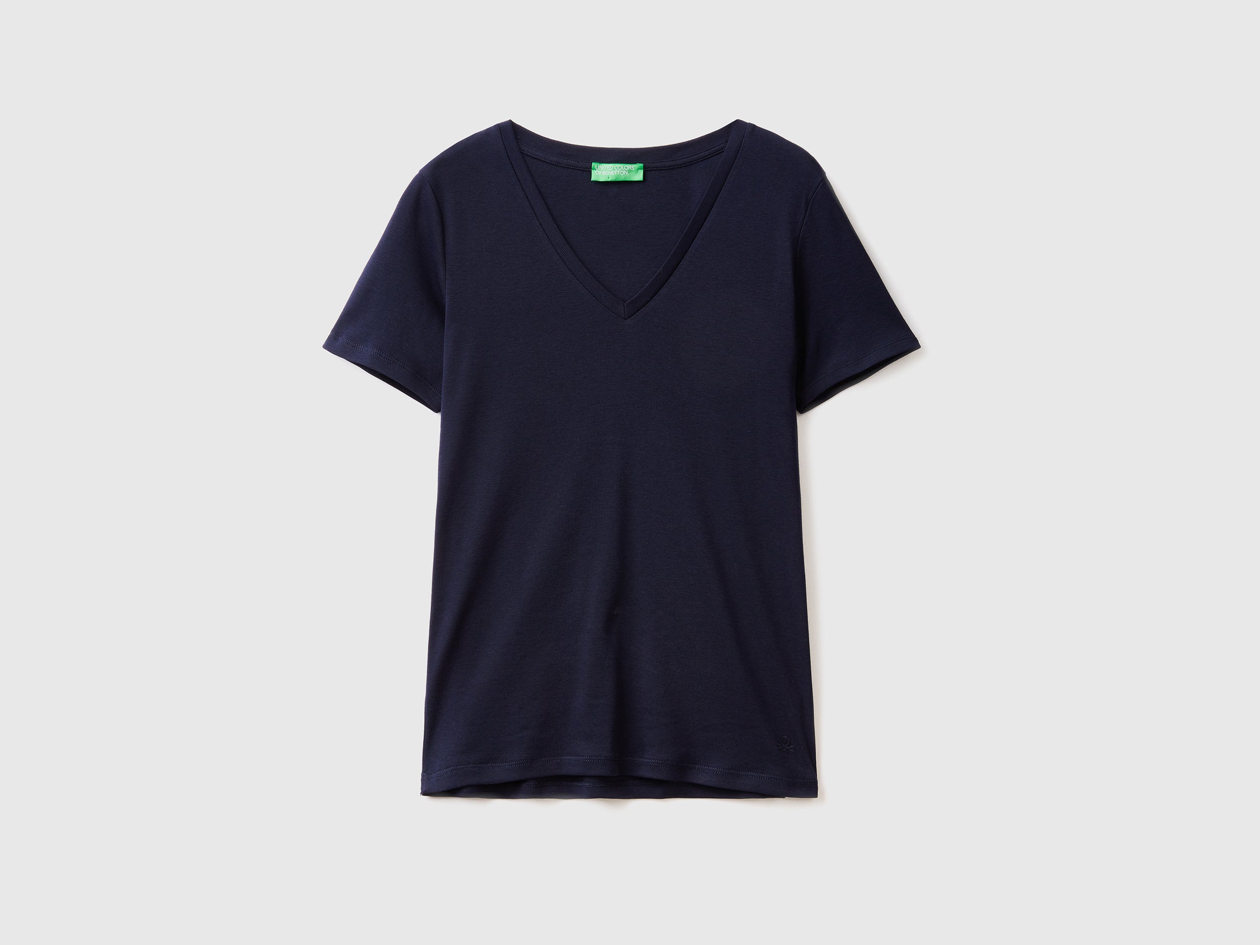 يونايتد كولورز اوف بينيتون قميص قطن خالص برقبة على شكل V