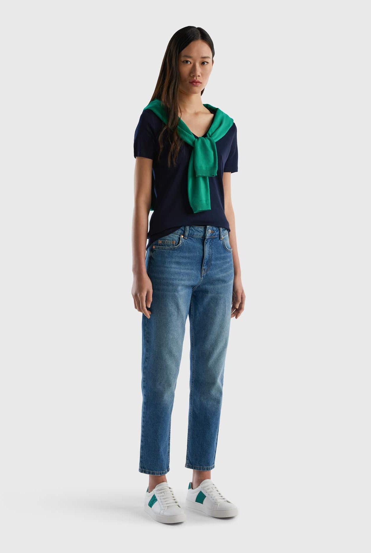 يونايتد كولورز اوف بينيتون قميص قطن خالص برقبة على شكل V