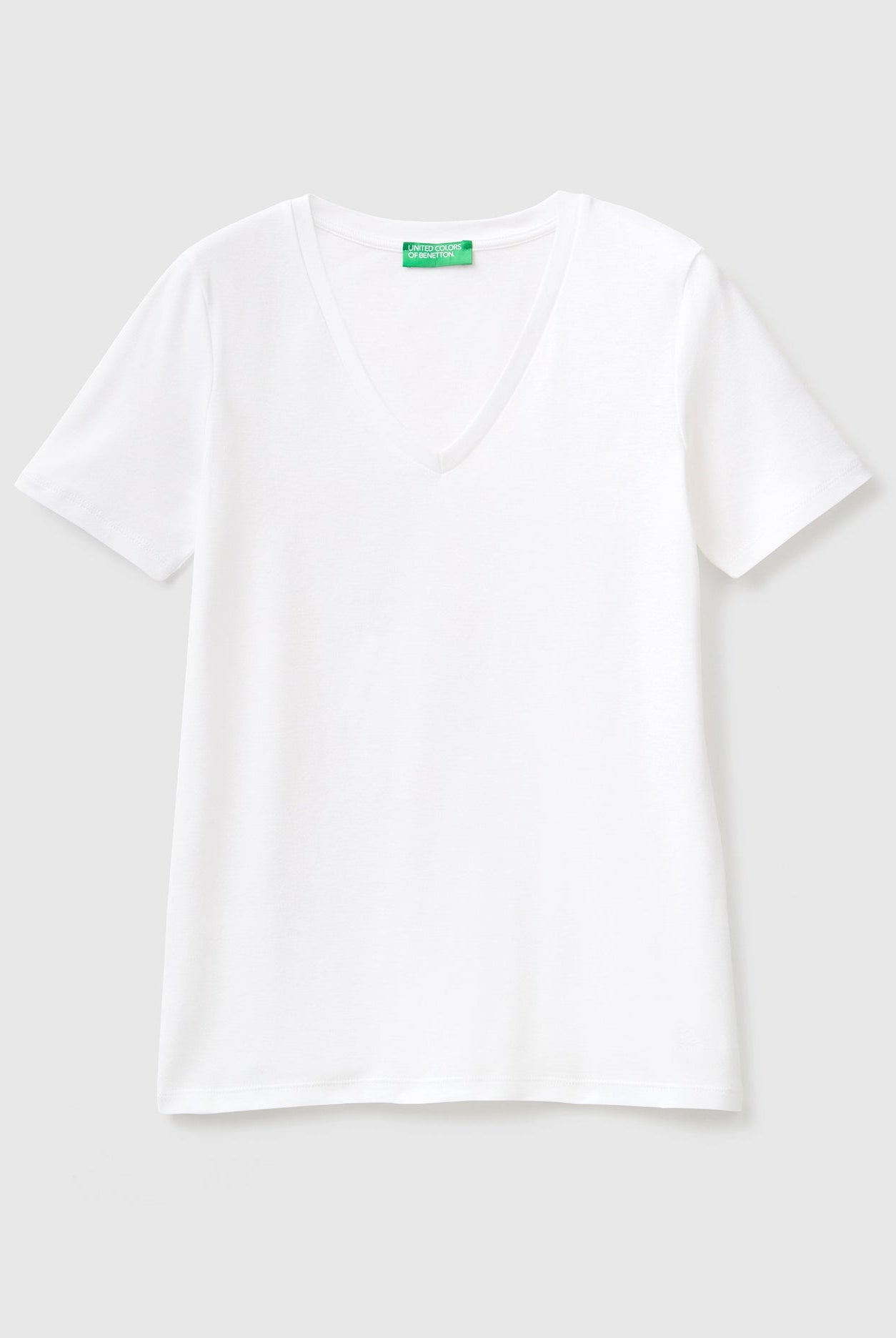 يونايتد كولورز اوف بينيتون قميص قطن خالص برقبة على شكل V