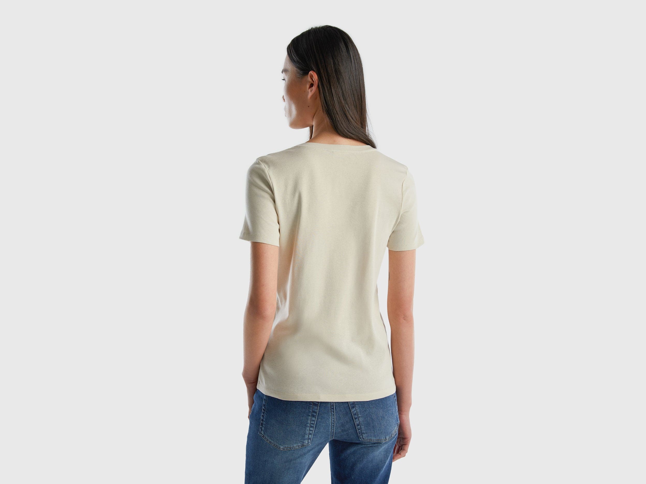 يونايتد كولورز اوف بينيتون قميص قطن خالص برقبة على شكل V