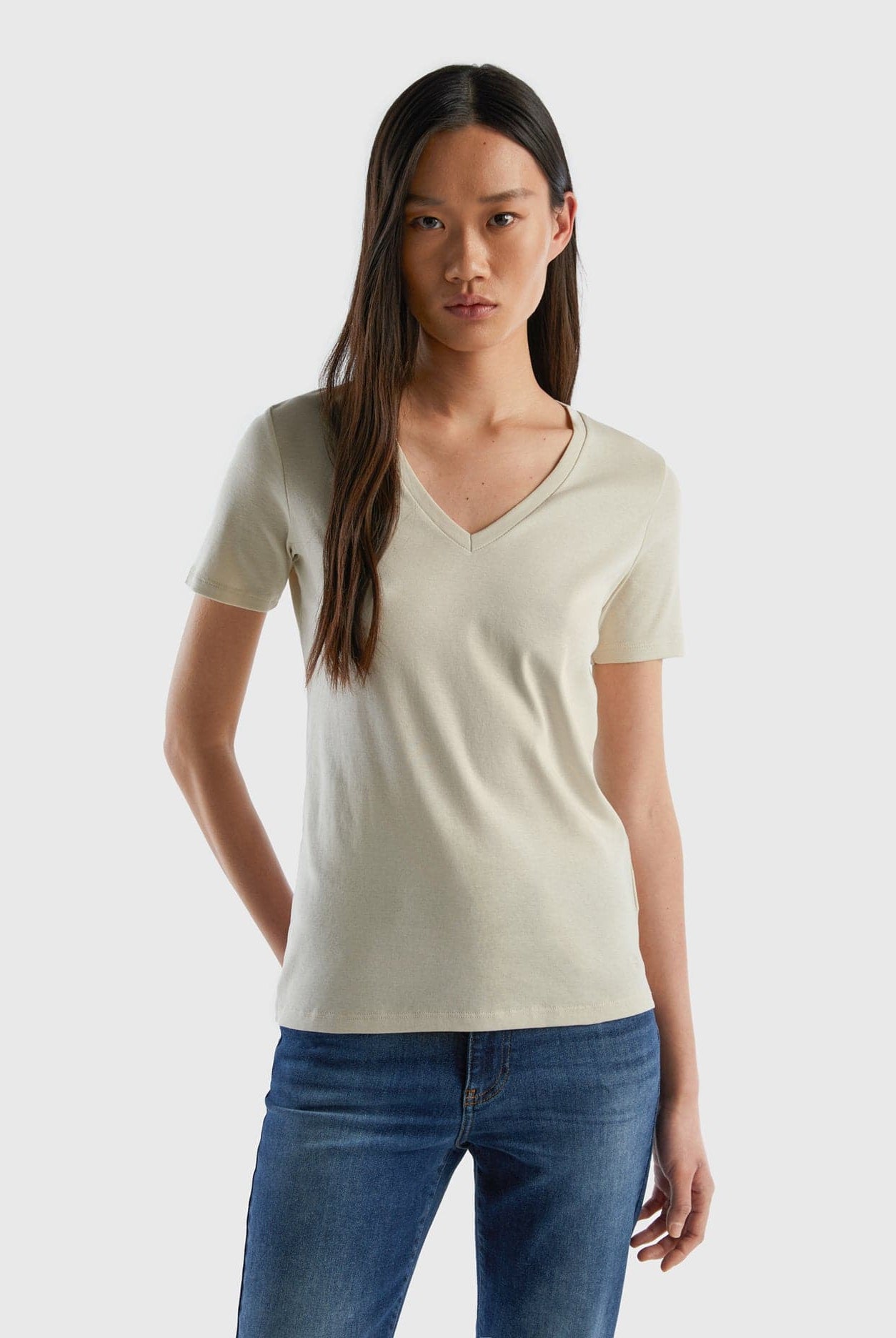 يونايتد كولورز اوف بينيتون قميص قطن خالص برقبة على شكل V