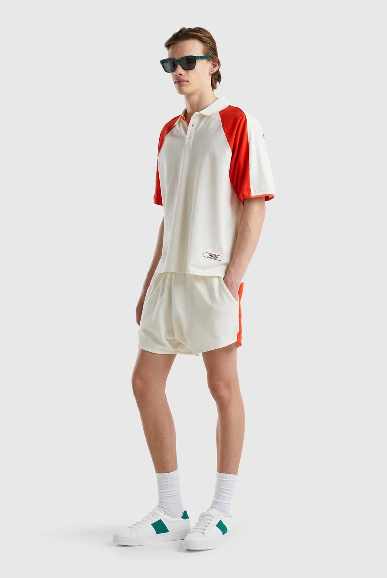 يونايتد كولورز اوف بينيتون تيشيرت بولو شبابي بأشرطة