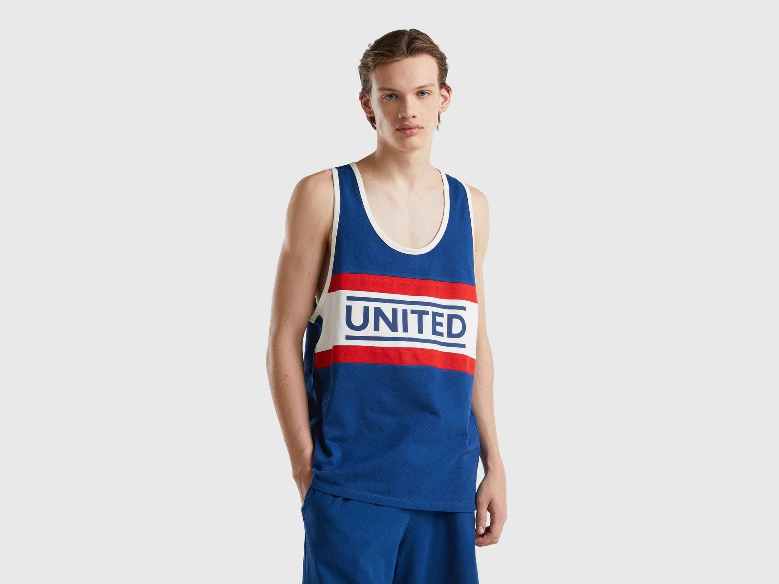 يونايتد كولورز اوف بينيتون تيشيرت كت بطبعة أمامية رجالي