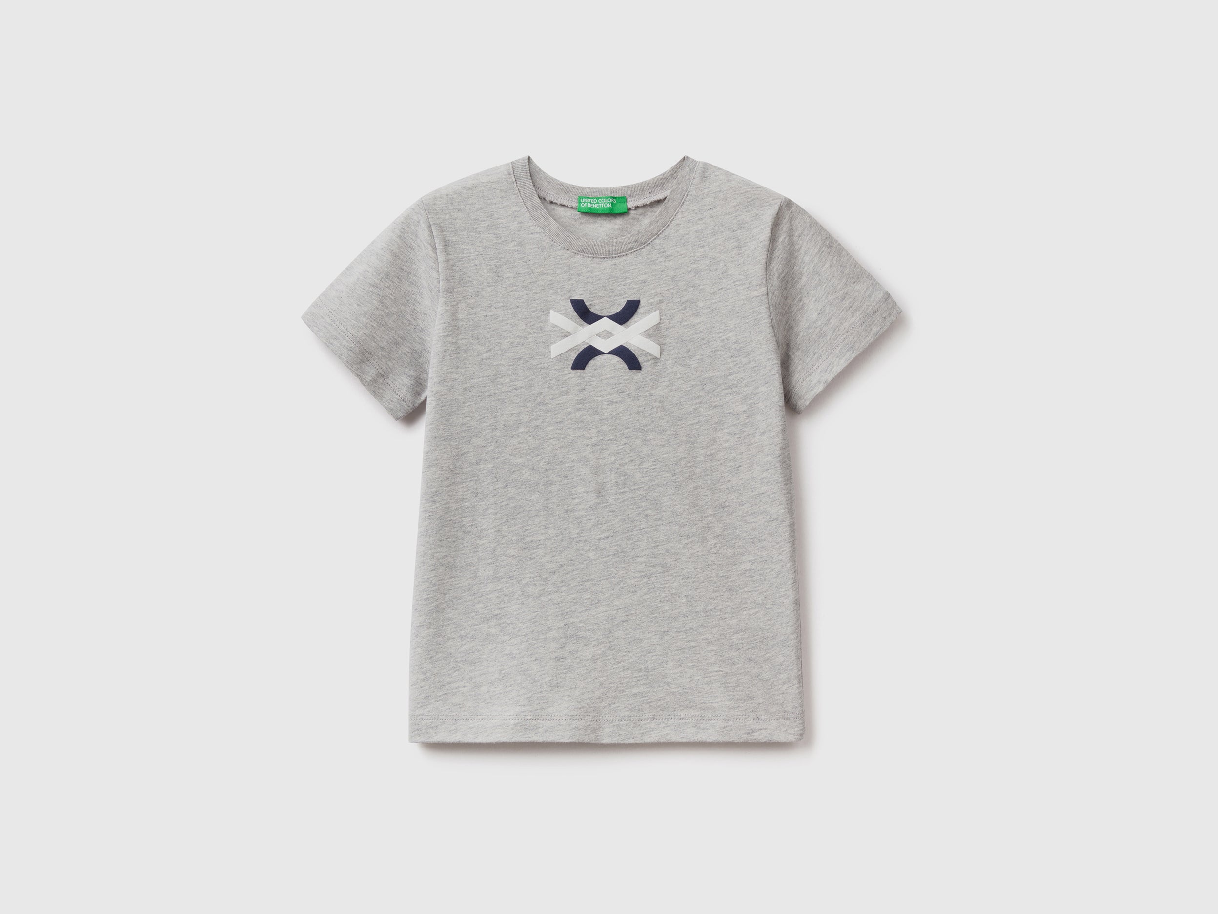 يونايتد كولورز اوف بينيتون تي شيرت بشعار من القطن العضوي بنسبة 100% بشعار أطفالي