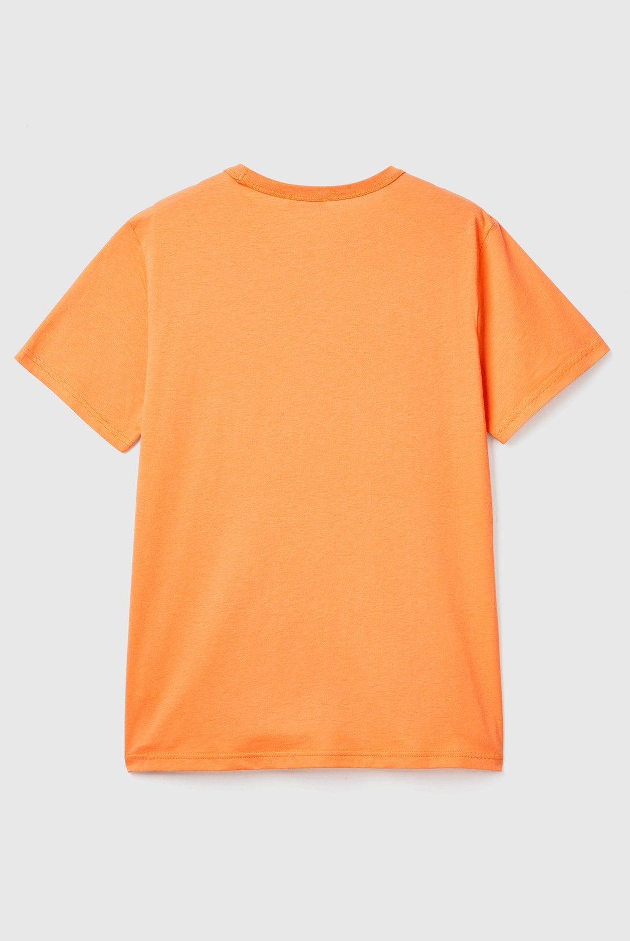 يونايتد كولورز اوف بينيتون تيشيرت رجالي كم قصير من القطن العضوي بطباعة شعار على الصدر