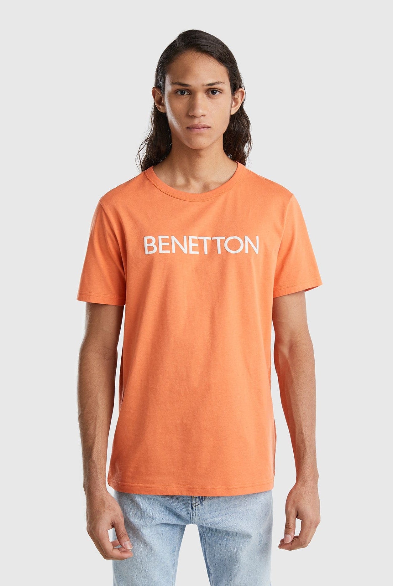 يونايتد كولورز اوف بينيتون تيشيرت رجالي كم قصير من القطن العضوي بطباعة شعار على الصدر