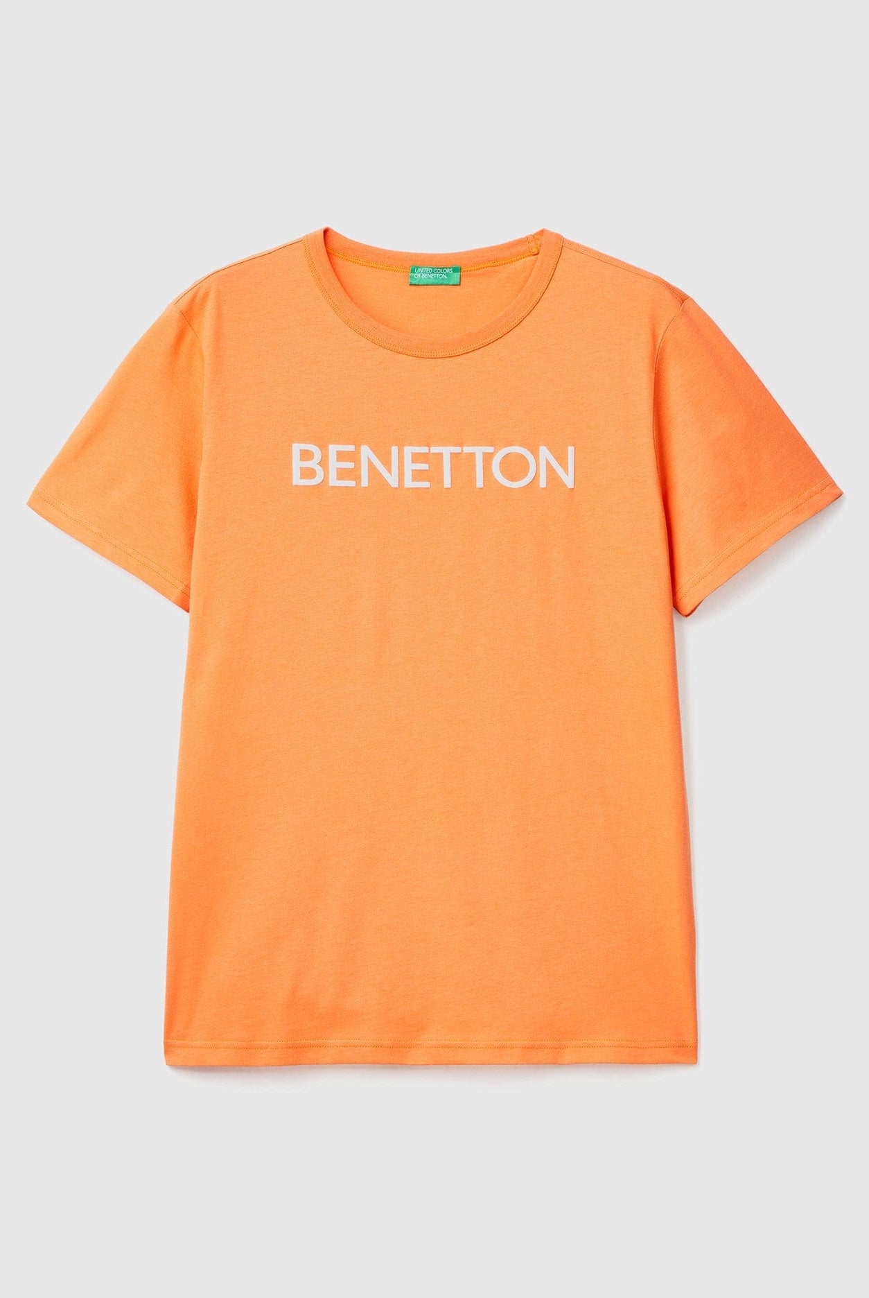 يونايتد كولورز اوف بينيتون تيشيرت رجالي كم قصير من القطن العضوي بطباعة شعار على الصدر