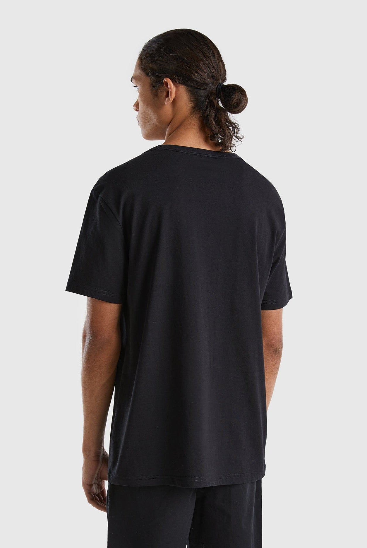 يونايتد كولورز اوف بينيتون تيشيرت رجالي كم قصير من القطن العضوي بطباعة شعار على الصدر